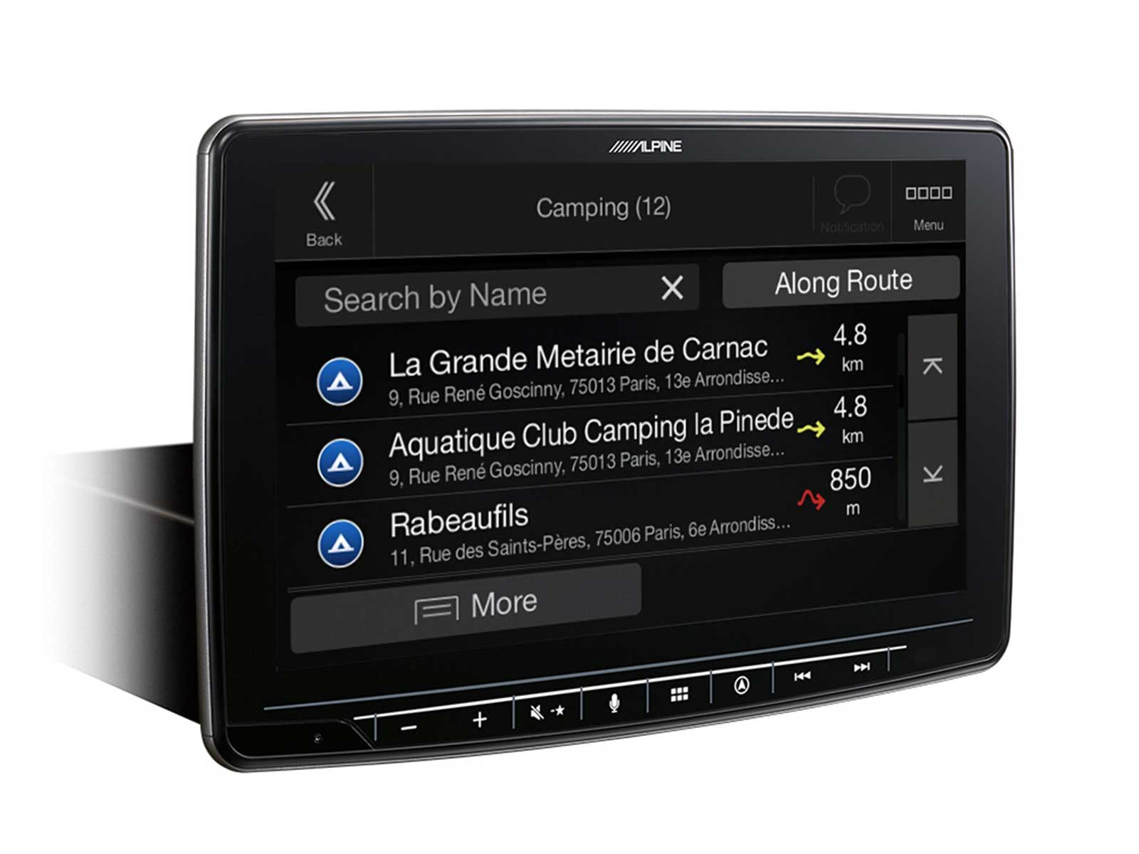 Alpine Autoradio mit Touchscreen zeigt Campingplatz-Suchergebnisse und Navigationsdetails.