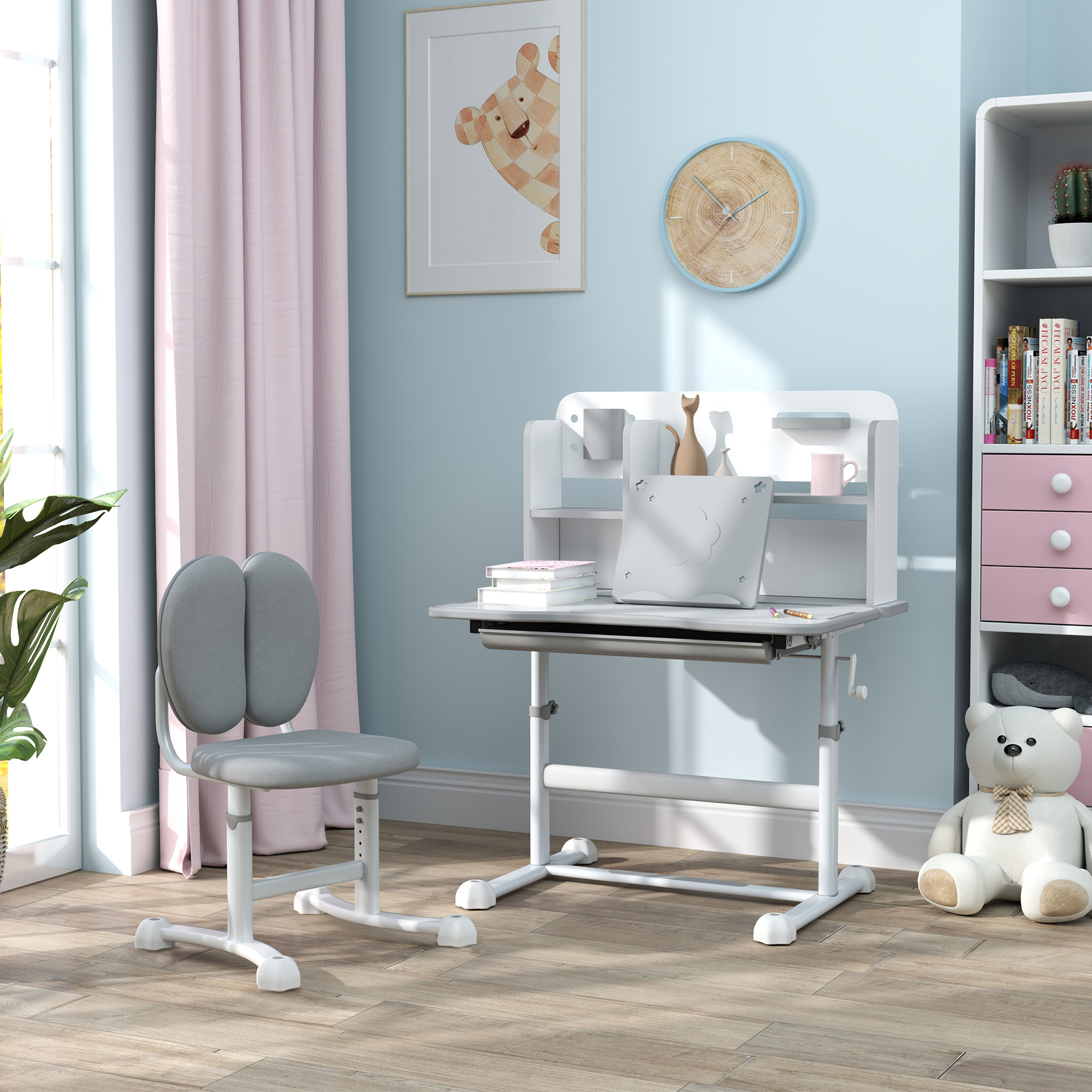 Una scrivania per bambini e una sedia in una stanza blu con tende rosa e un orsacchiotto.