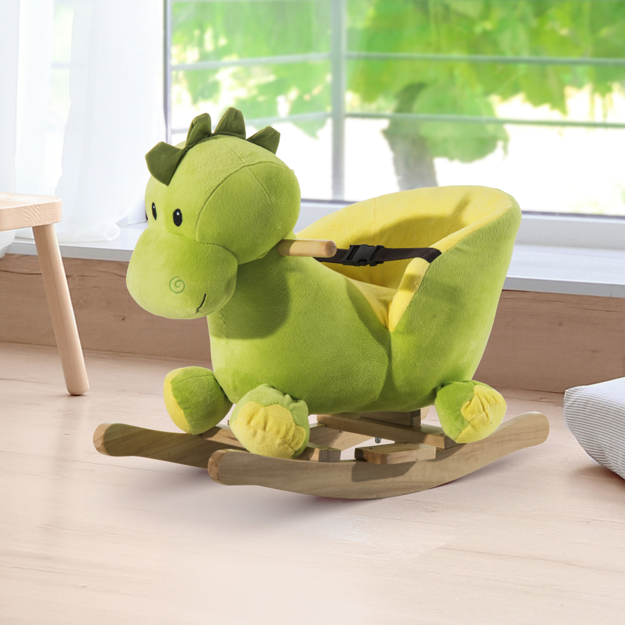 Una sedia a dondolo di peluche a forma di dinosauro verde con base in legno su pavimento chiaro davanti a una finestra.