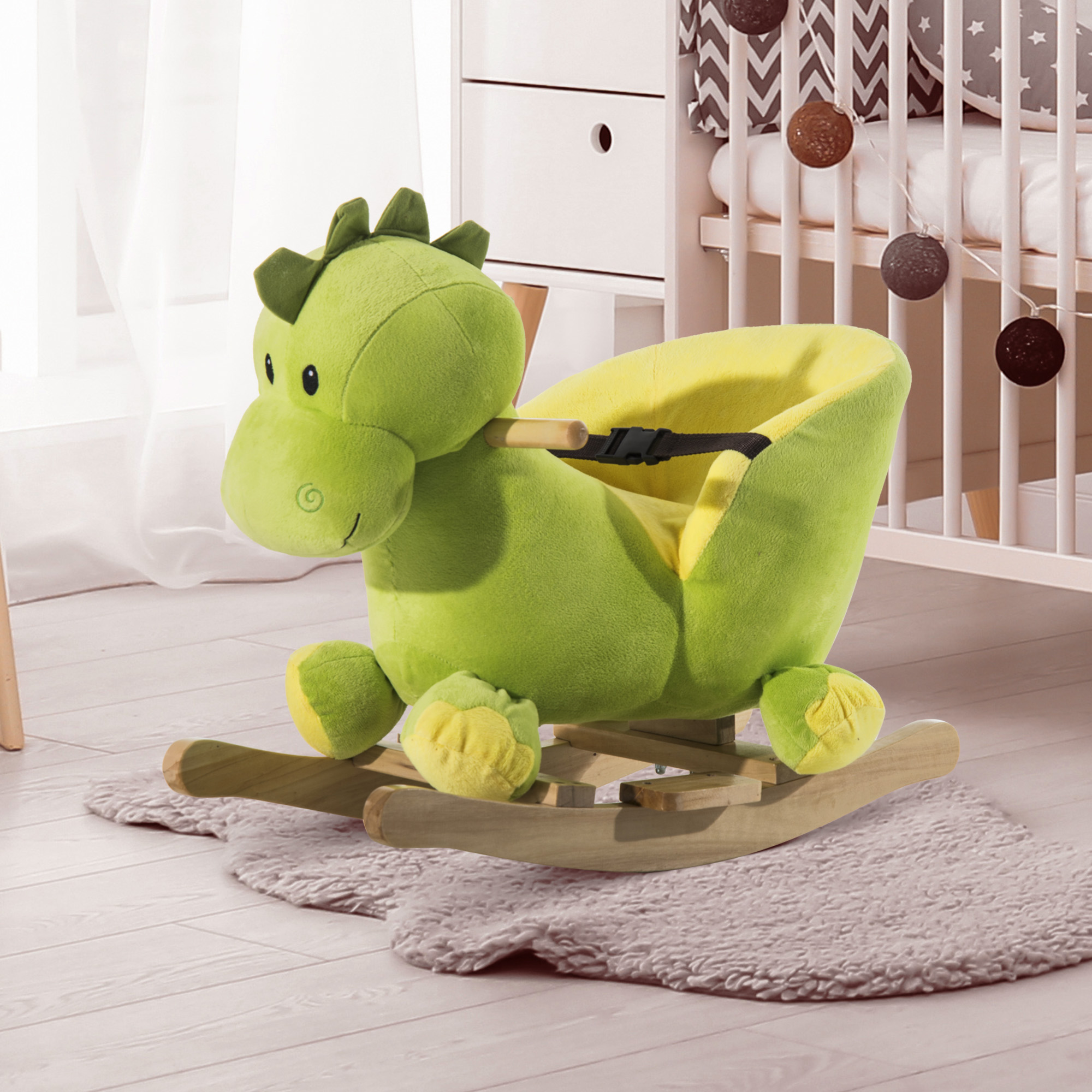 Una sedia a dondolo in peluche a forma di dinosauro verde si trova su un tappeto chiaro in una stanza per bambini.