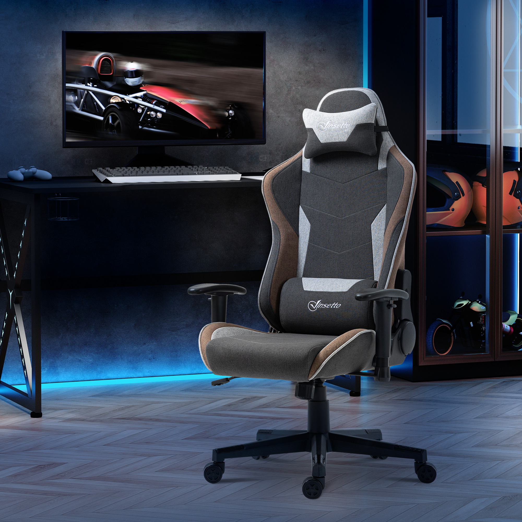 Sedia da gioco ergonomica grigia e marrone davanti a una scrivania con monitor e luci LED blu.