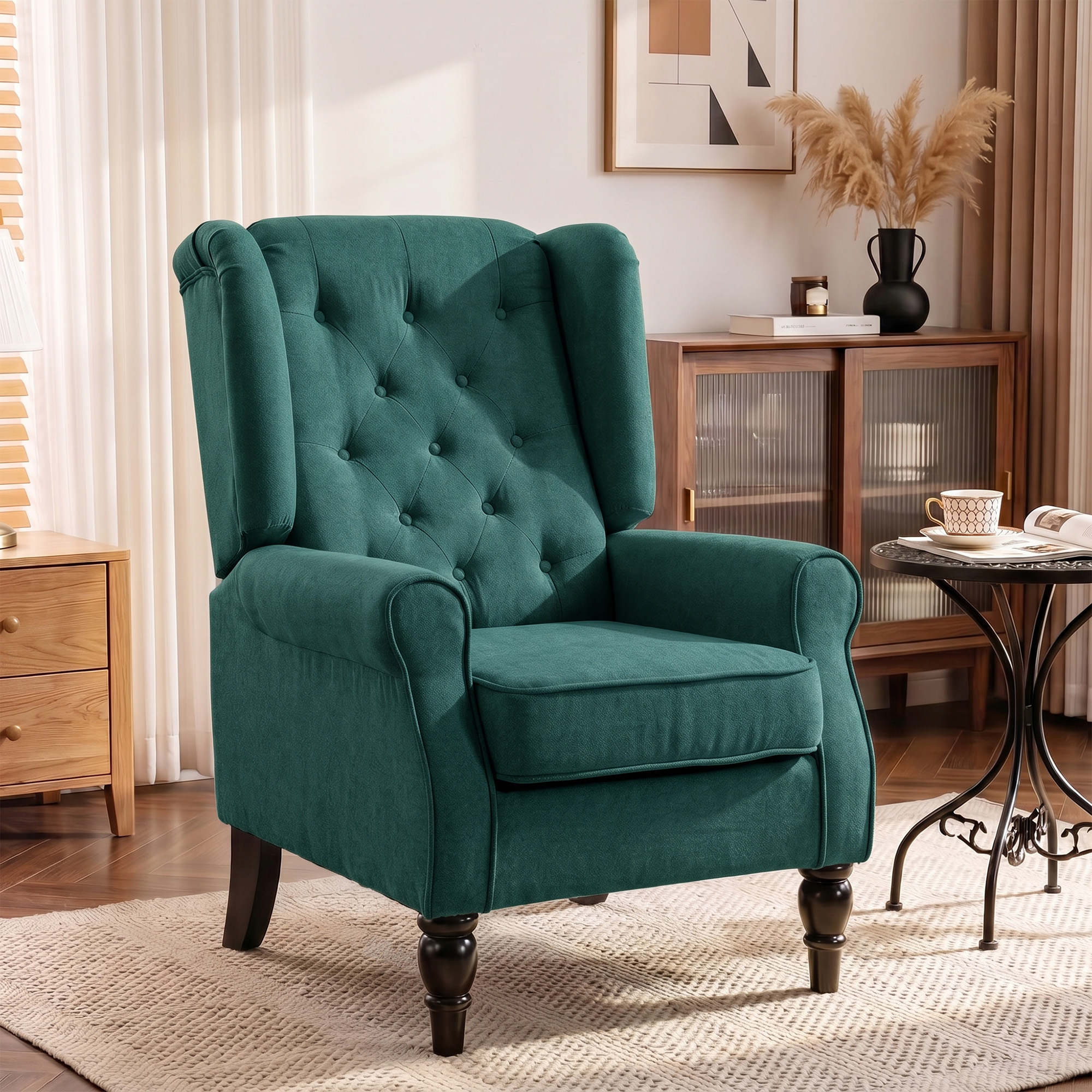 Una poltrona capitonné color verde ottanio si trova in un soggiorno moderno con un mobile in legno.