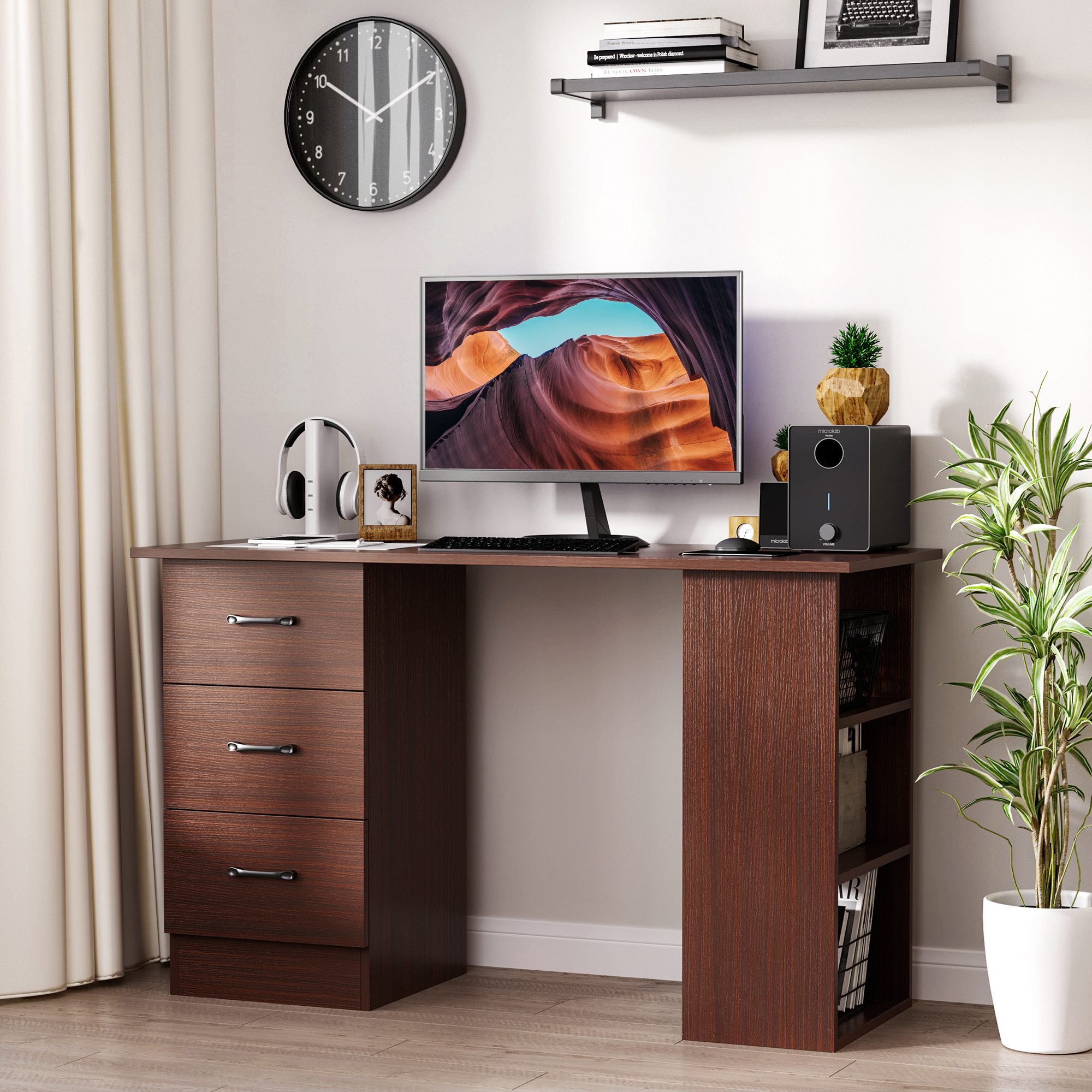 Una scrivania in legno con monitor, cuffie e altoparlanti in una stanza luminosa.