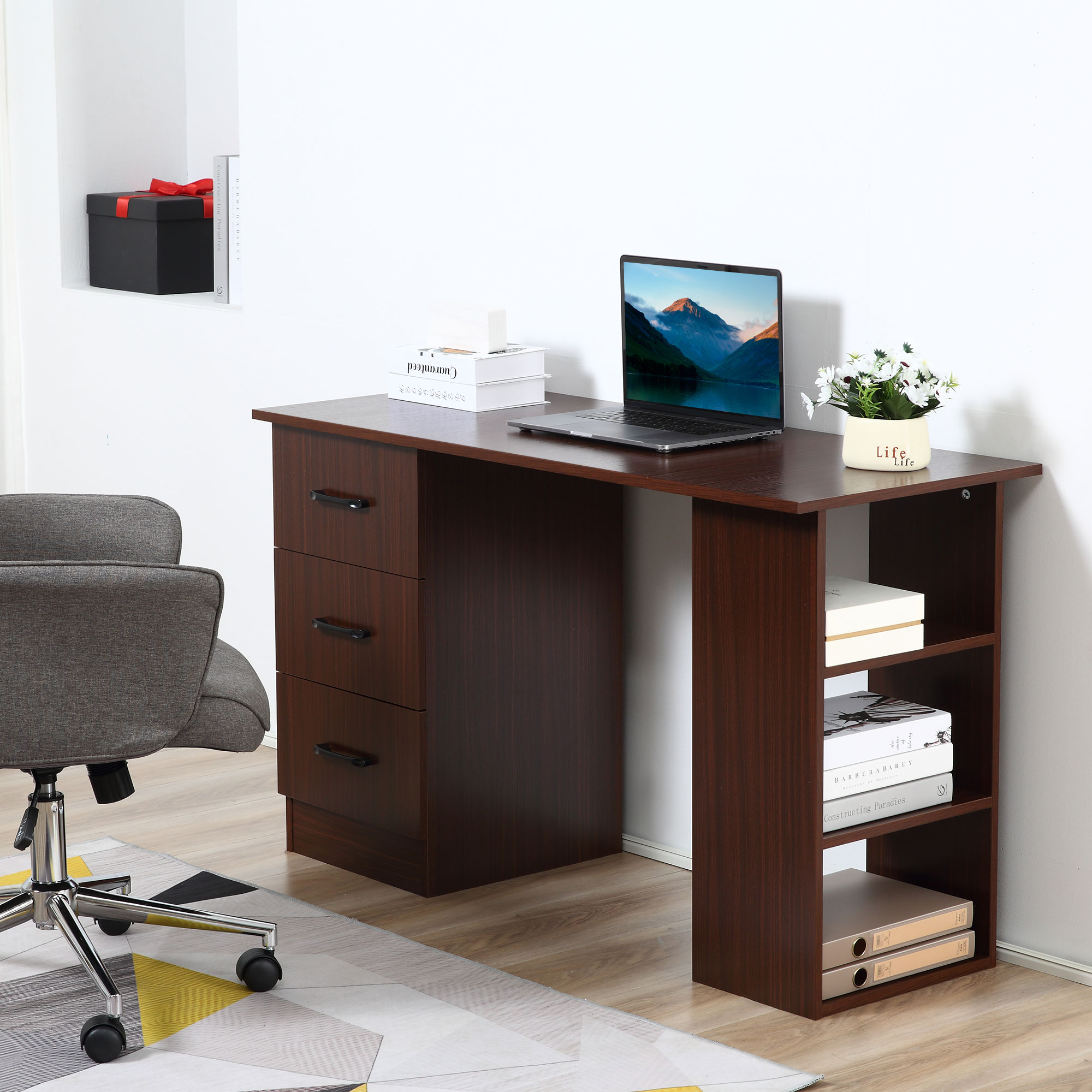 Una scrivania in legno scuro con tre cassetti e un computer portatile si trova su un pavimento in legno.