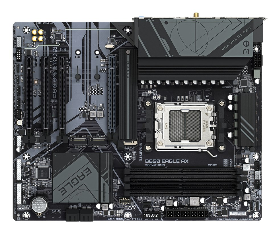 Ein schwarz-graues Computer-Mainboard mit AM5-CPU-Sockel, RAM-Steckplätzen und Kühlkörpern auf weißem Hintergrund.