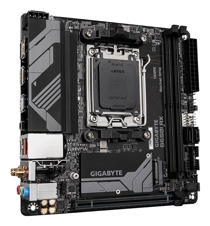 Schwarzes Gigabyte B650I AX Mini-ITX Motherboard mit CPU-Sockel und Kühlkörpern auf weißem Hintergrund.