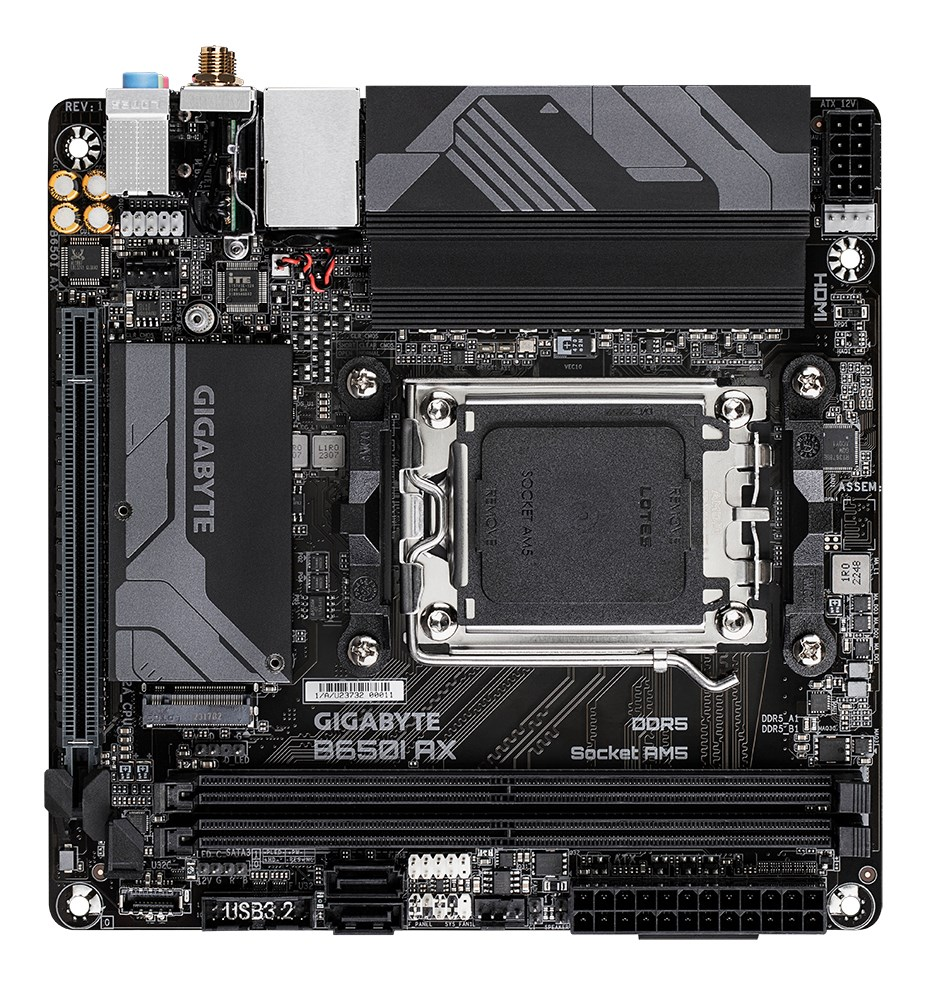 Top-Ansicht eines schwarzen Gigabyte B650I AX Mini-ITX-Motherboards mit Sockel AM5 und DDR5-Steckplätzen.