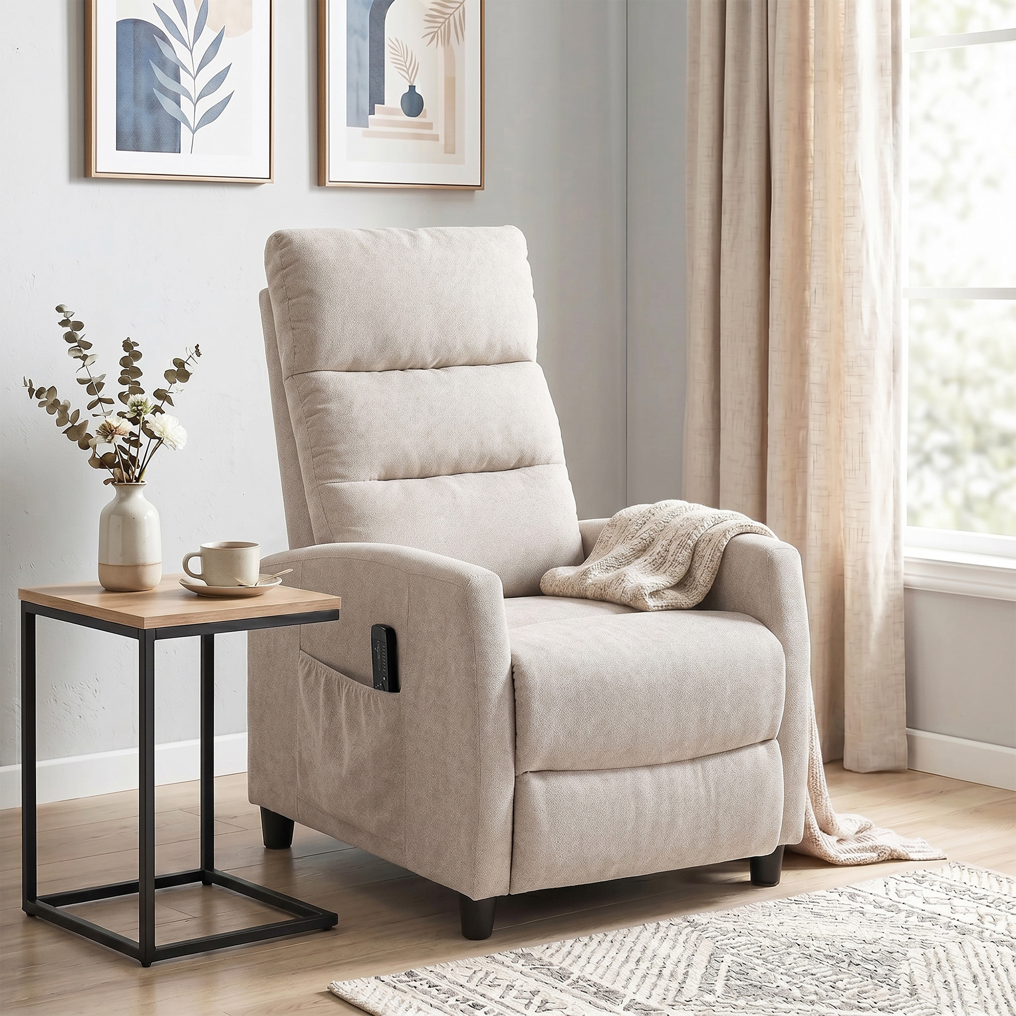 Poltrona beige vicino a un tavolo di legno con vaso e tazza, finestra con tenda sullo sfondo.