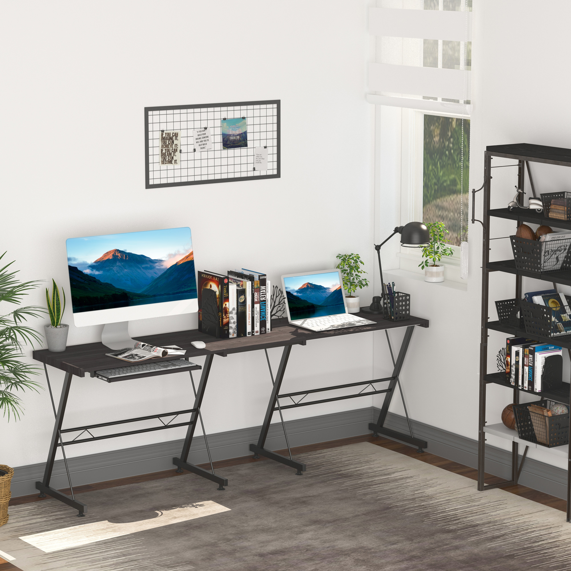 Moderna postazione di lavoro con scrivania, due computer, libri, piante, lampada e scaffale.