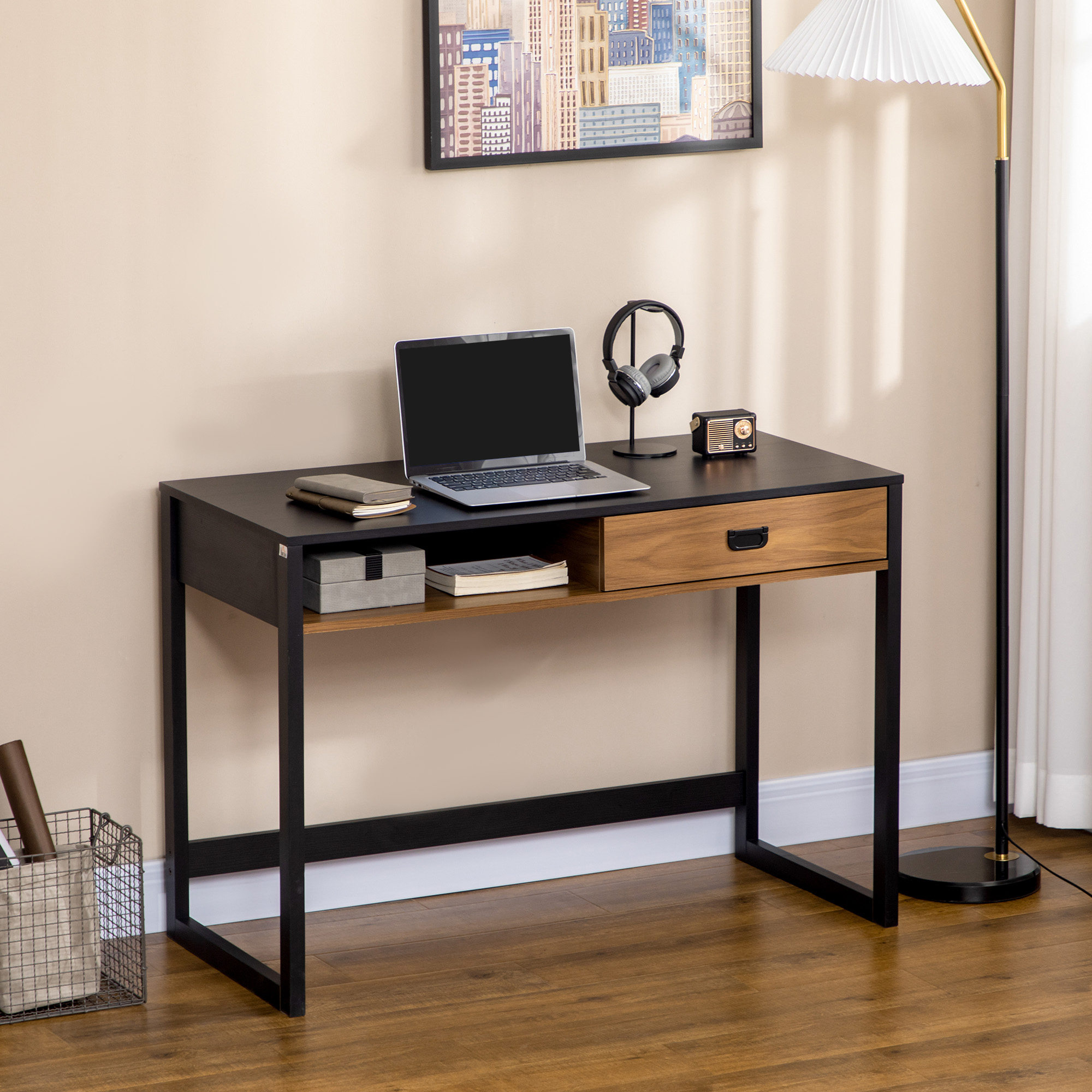 Una scrivania nera con ripiani in legno contro una parete beige, con un computer portatile, cuffie e una radio.