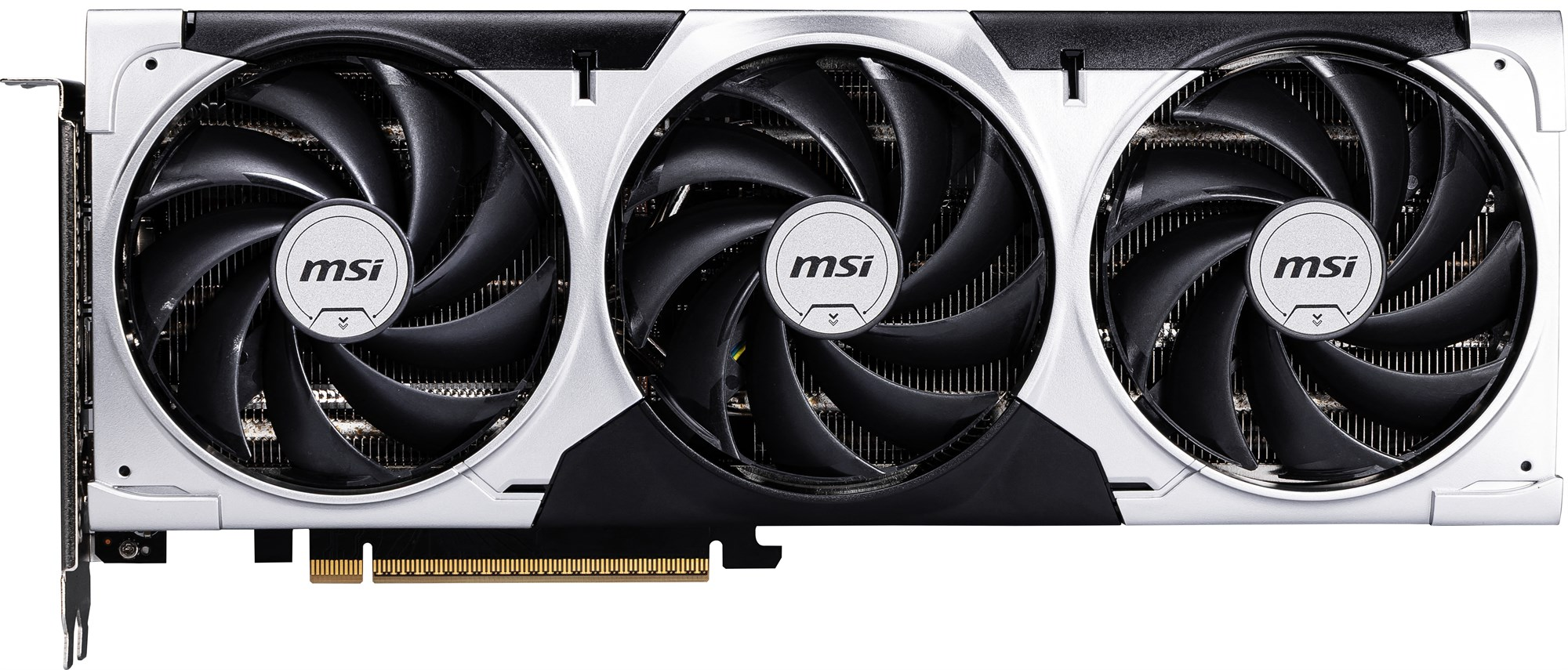 Una scheda grafica MSI con tre ventole nere e una struttura argento e nera su sfondo bianco.