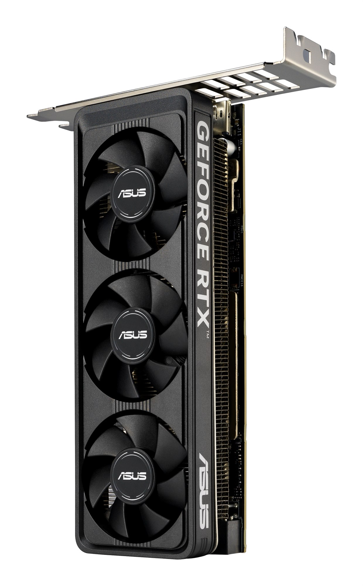 Eine schwarze Asus GeForce RTX Grafikkarte mit drei Lüftern steht senkrecht auf weißem Hintergrund.