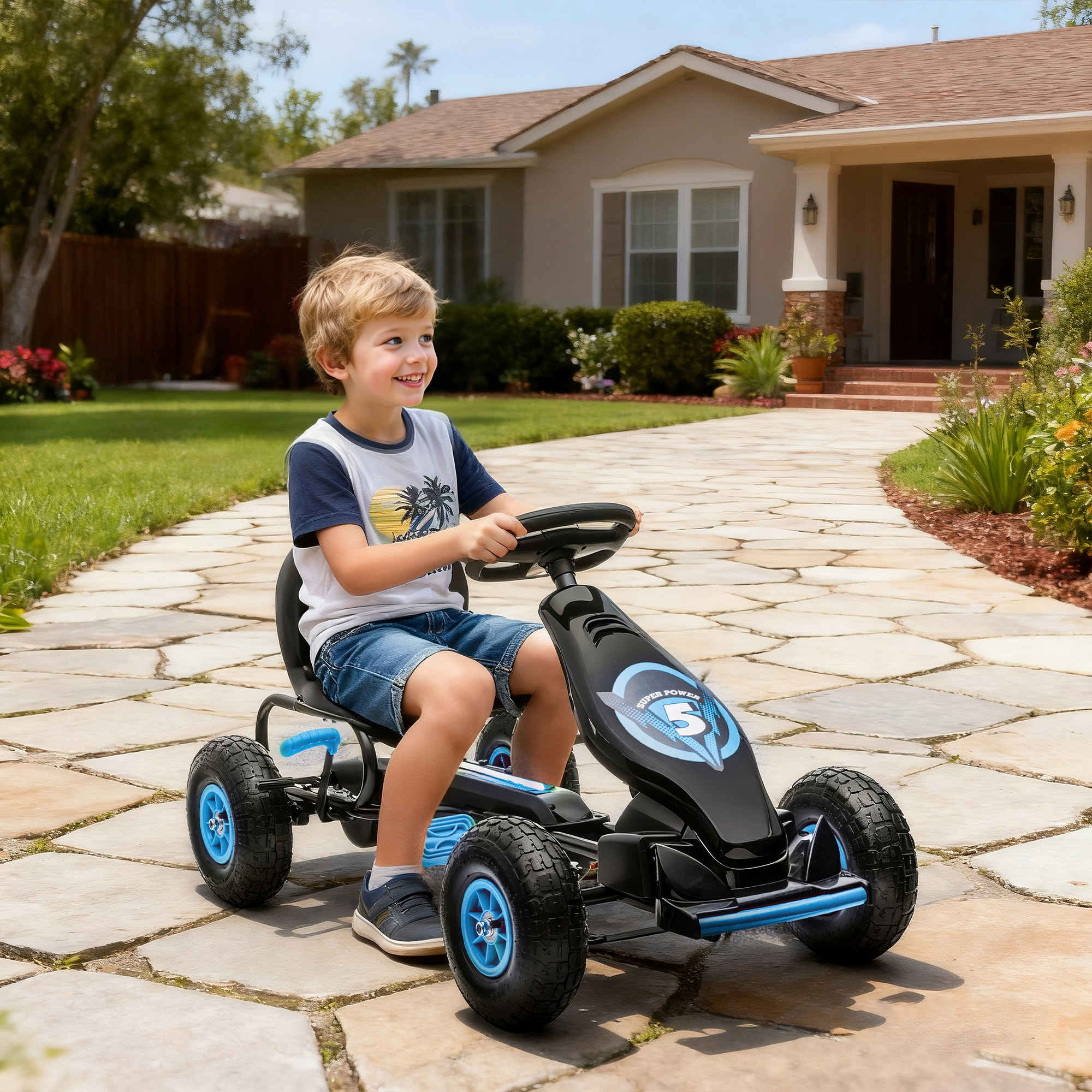 Un bambino felice guida un go-kart su un sentiero di pietra davanti a una casa.