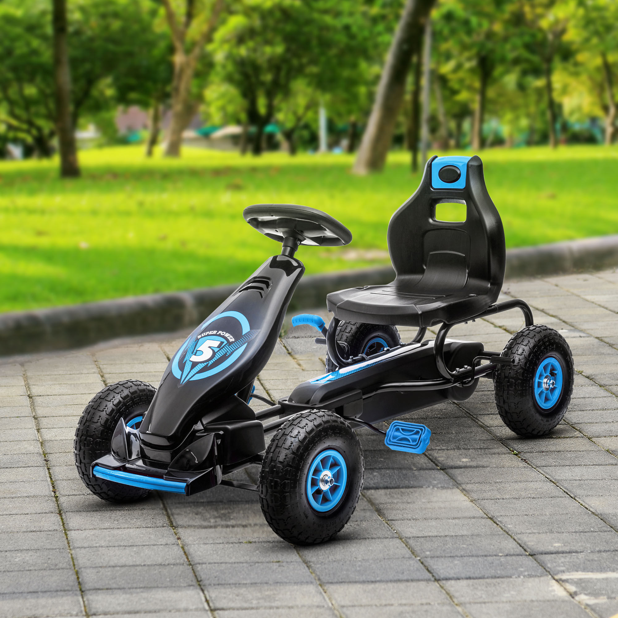 Un go-kart nero con dettagli blu è parcheggiato su un sentiero lastricato in un parco.