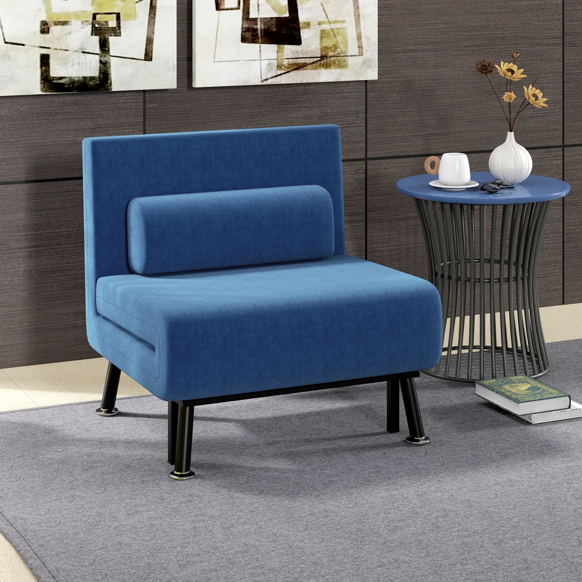 Una poltrona blu con cuscino, un tavolino con tazza e arte astratta su una parete rivestita in legno.
