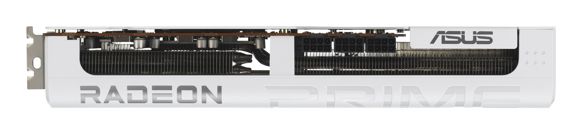Vista lateral de una tarjeta gráfica ASUS Radeon Prime blanca y plateada, con disipadores y conectores de energía.