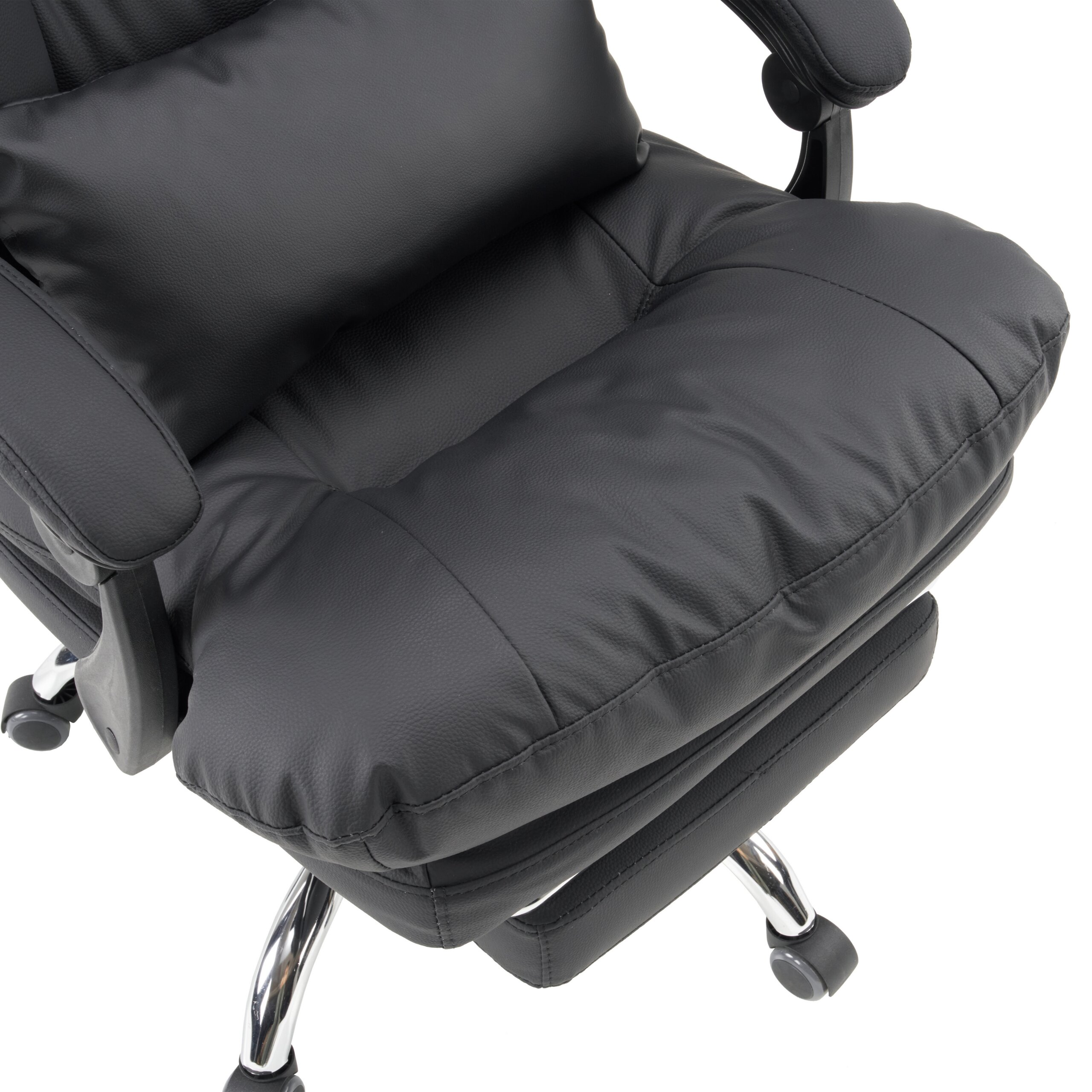 Ein ergonomischer schwarzer Ledersessel mit verchromten Beinen und Rollen vor weißem Hintergrund.