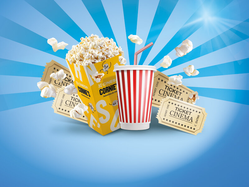 Palomitas, un vaso de bebida a rayas y entradas de cine flotando sobre un fondo azul.