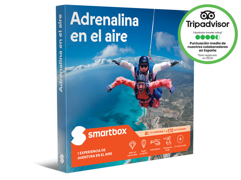 Una caja de regalo Smartbox con paracaidistas en tándem sobre la costa y un sello de TripAdvisor.