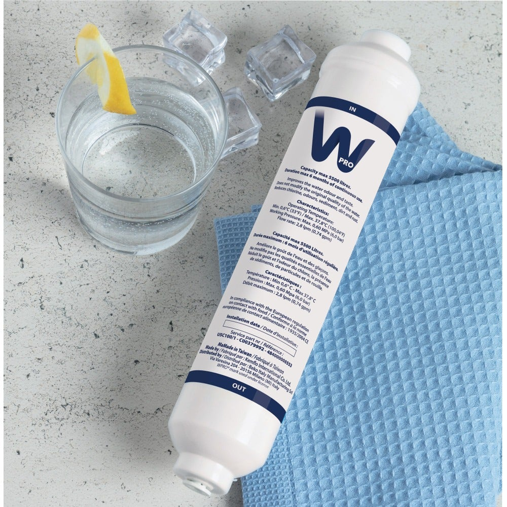 Ein weißer WPro-Wasserfilter liegt neben einem Glas Wasser mit einer Zitronenscheibe, Eiswürfeln und einem blauen Tuch.