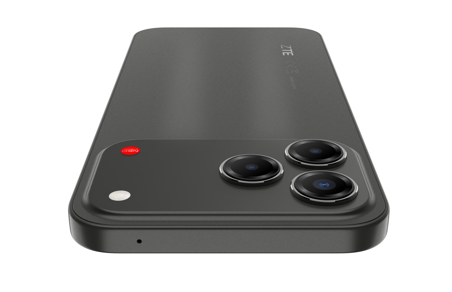 Rückseite eines schwarzen ZTE-Smartphones mit dreifacher Kameralinse und rotem Detail auf weißem Hintergrund.