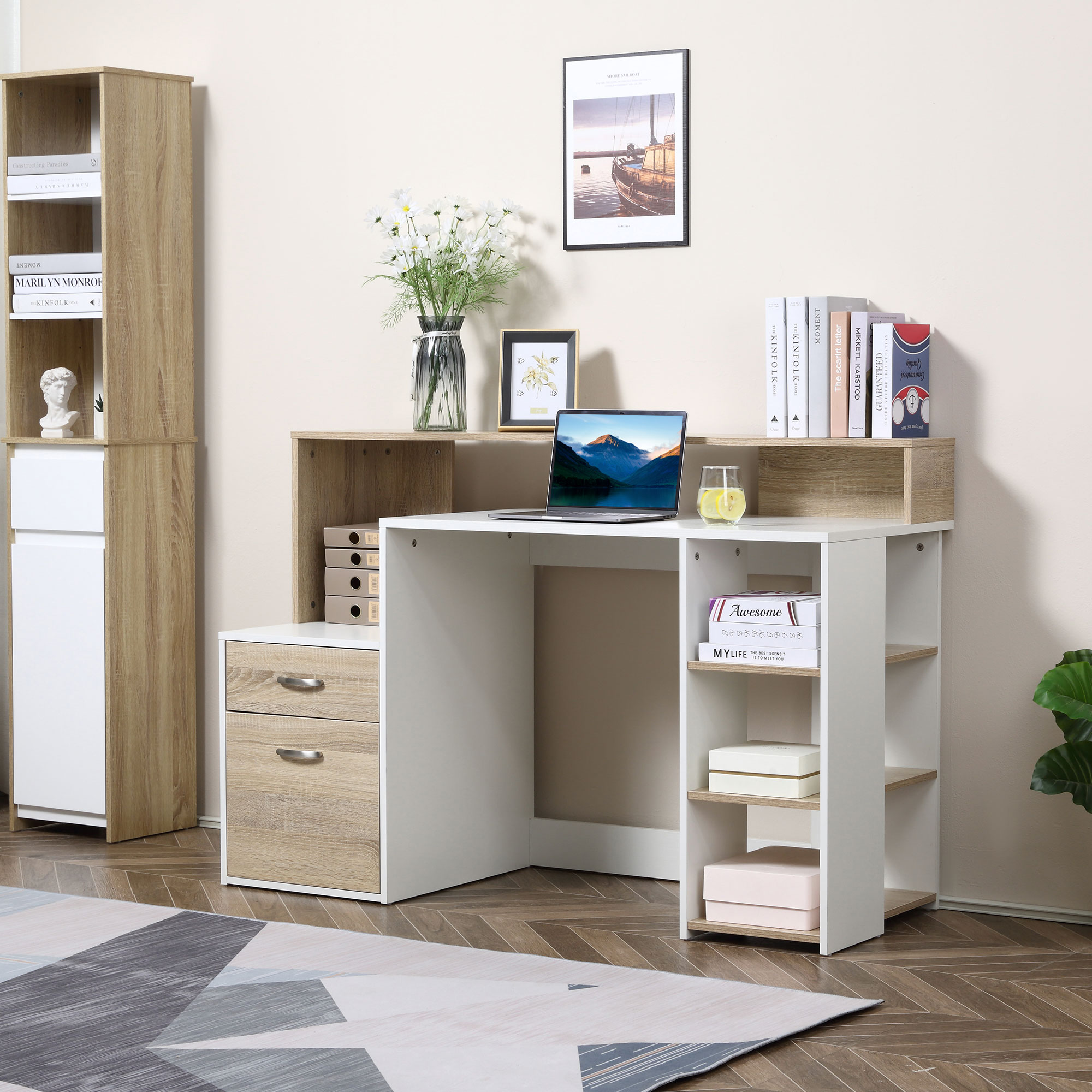 Una moderna scrivania bianca e in legno con laptop, libri e fiori, accanto a una libreria alta.