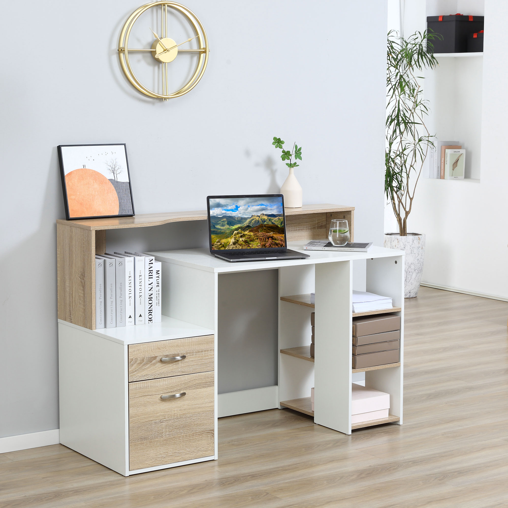 Scrivania moderna in legno con scaffali, laptop, libri, pianta, orologio.