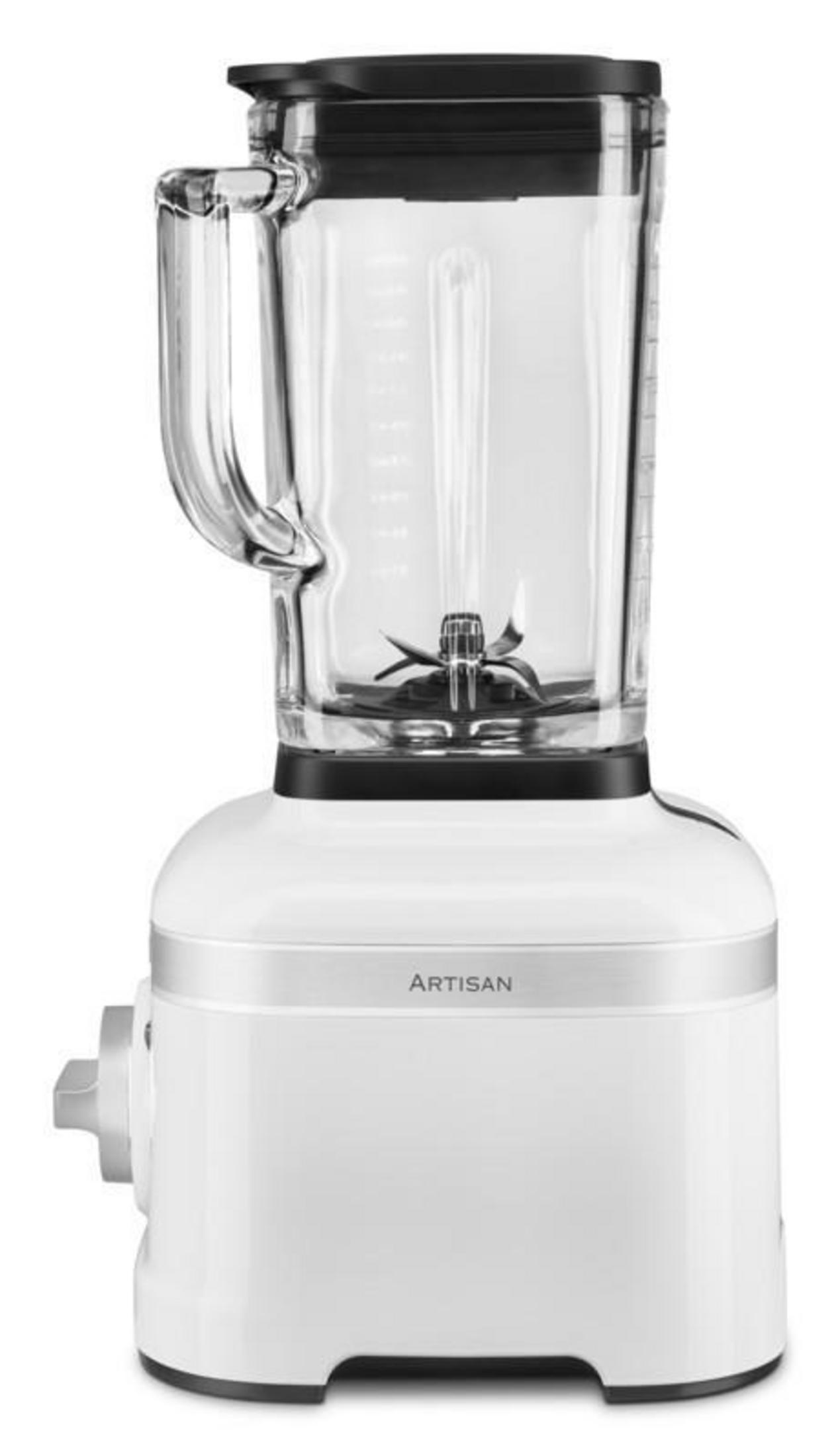 Un frullatore bianco Artisan con caraffa in vetro e coperchio nero su sfondo bianco.