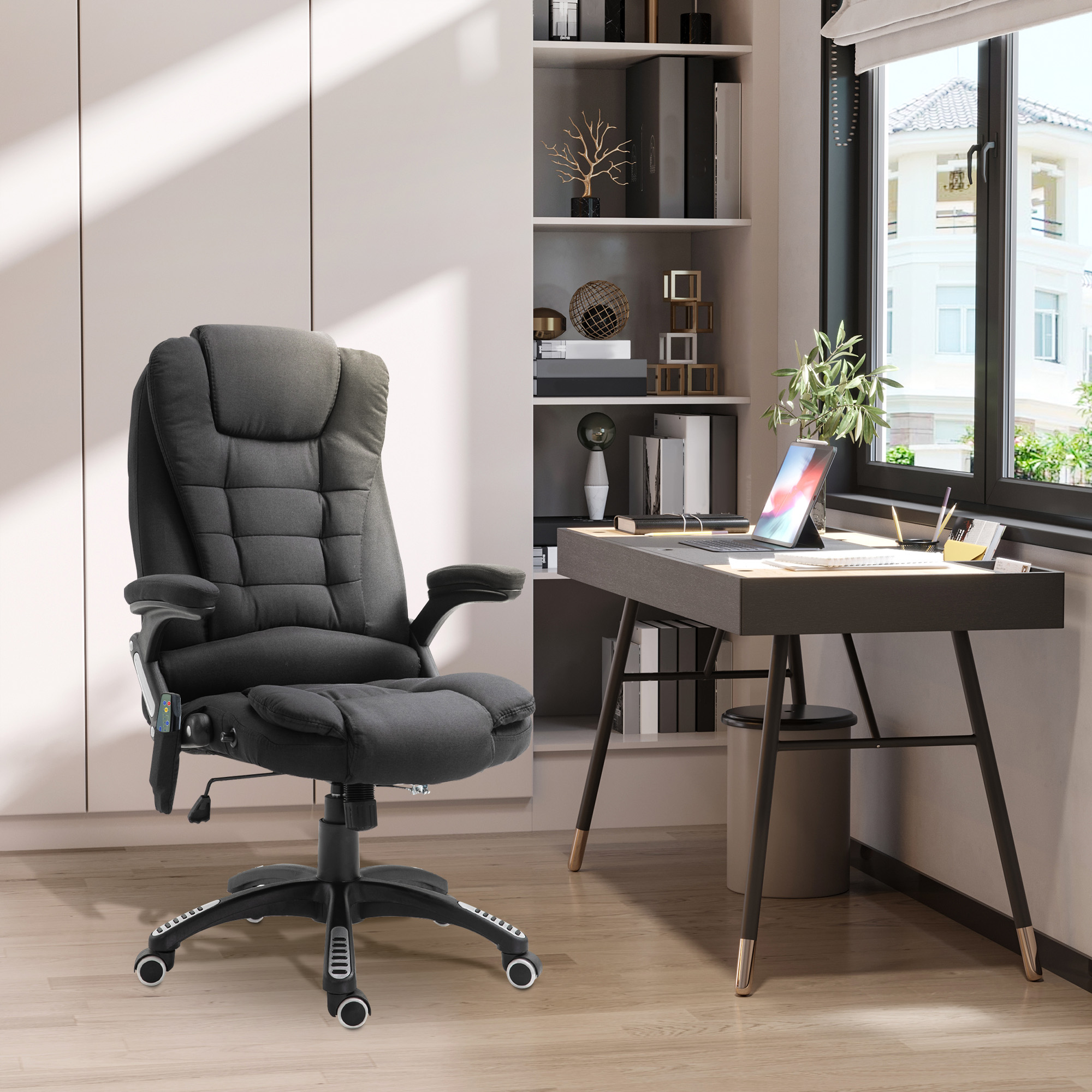 Una sedia da ufficio imbottita nera in una stanza luminosa con scrivania e finestra.