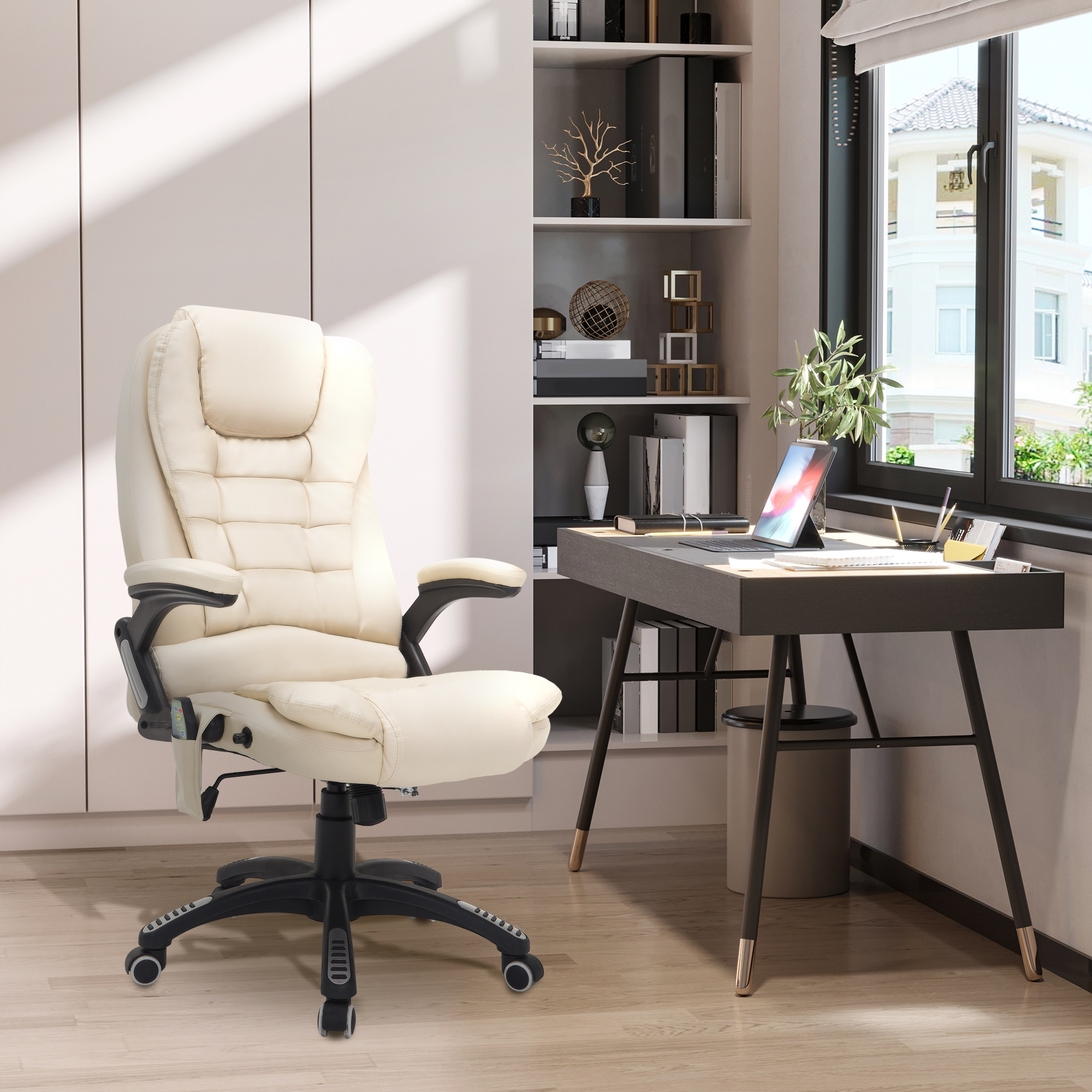 Una sedia da ufficio imbottita bianca si trova in un luminoso studio accanto a una scrivania con laptop e libreria.