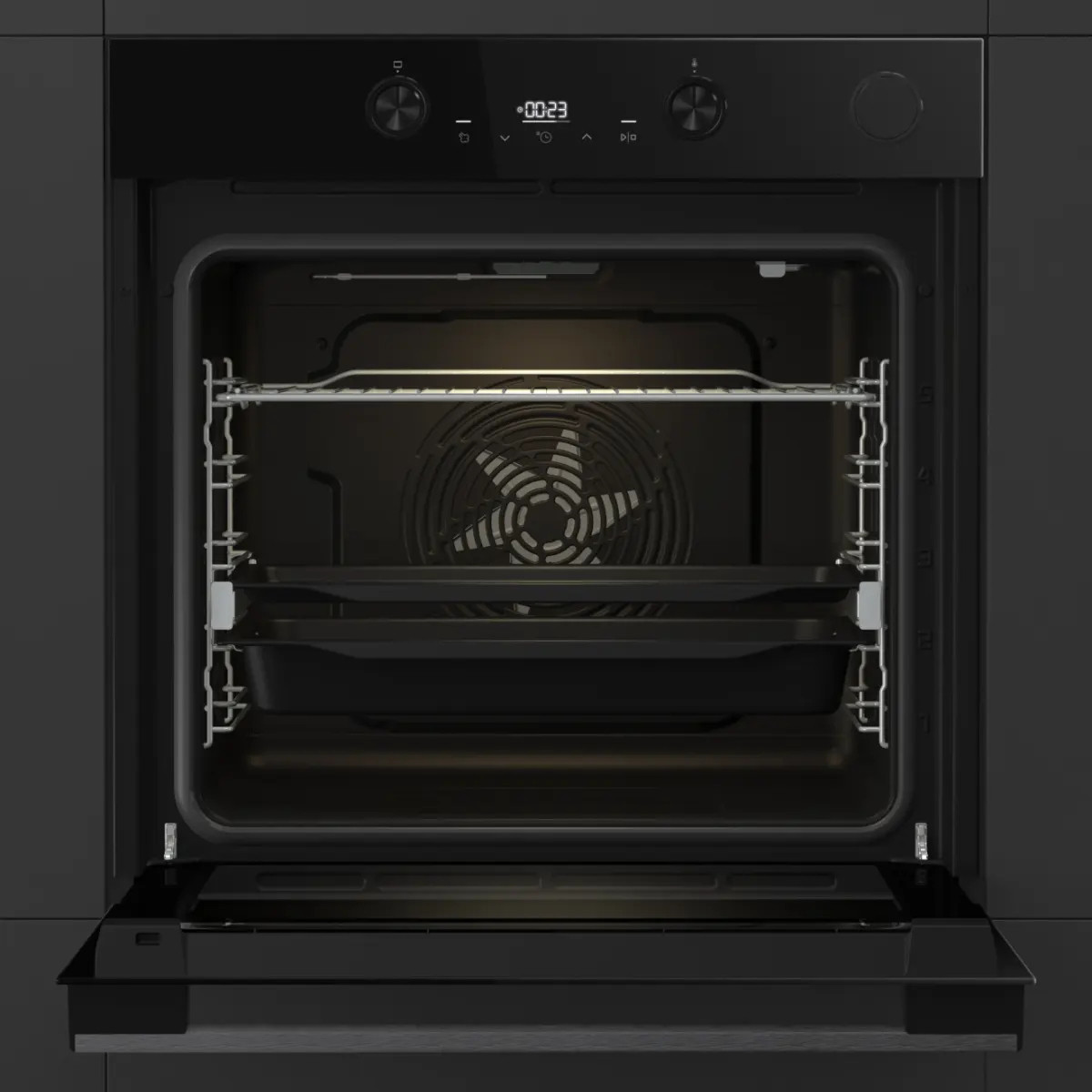 Forno da incasso nero aperto con due griglie, cavità interna illuminata e pannello di controllo digitale.
