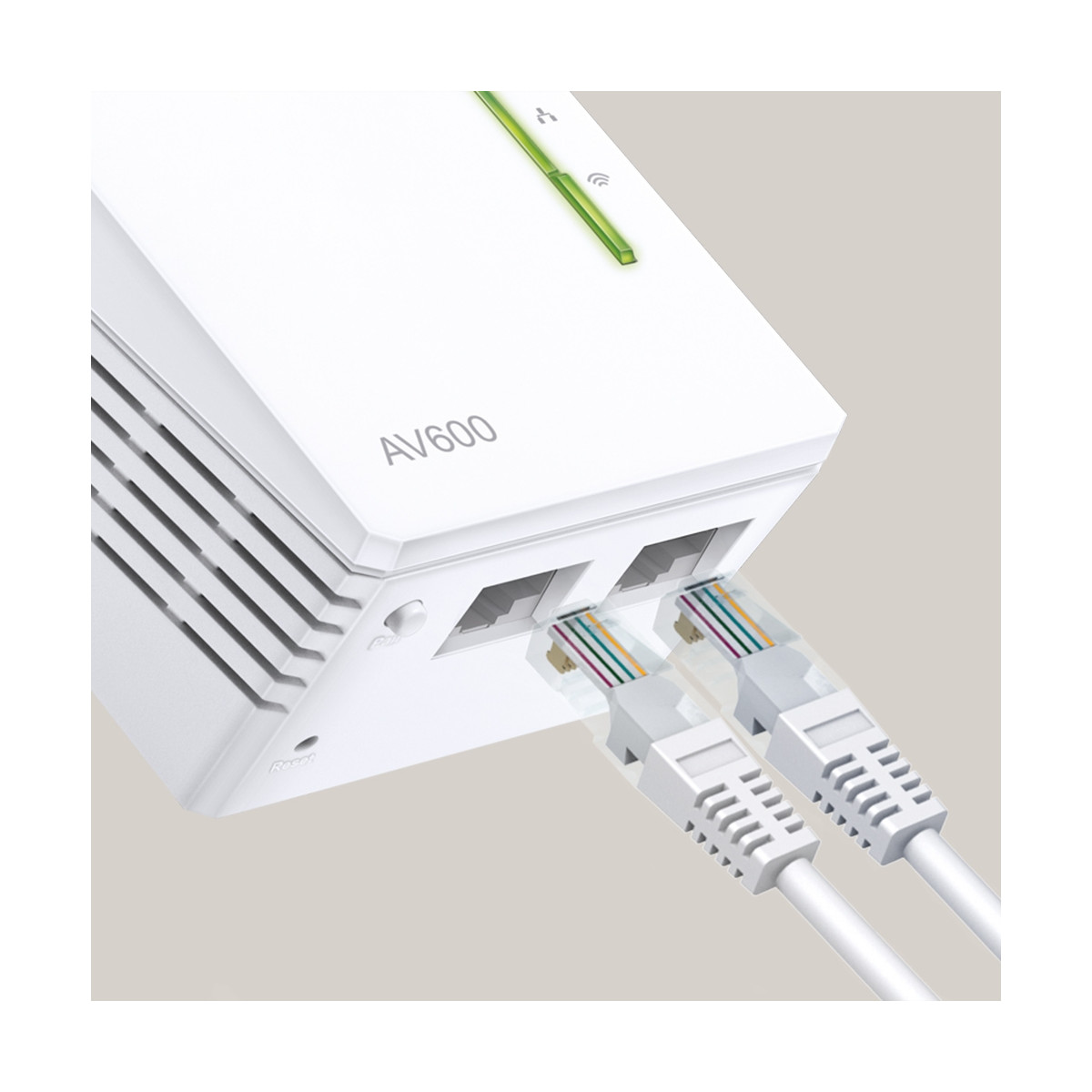 Ein weißer AV600 Powerline-Adapter mit zwei eingesteckten Ethernet-Kabeln.