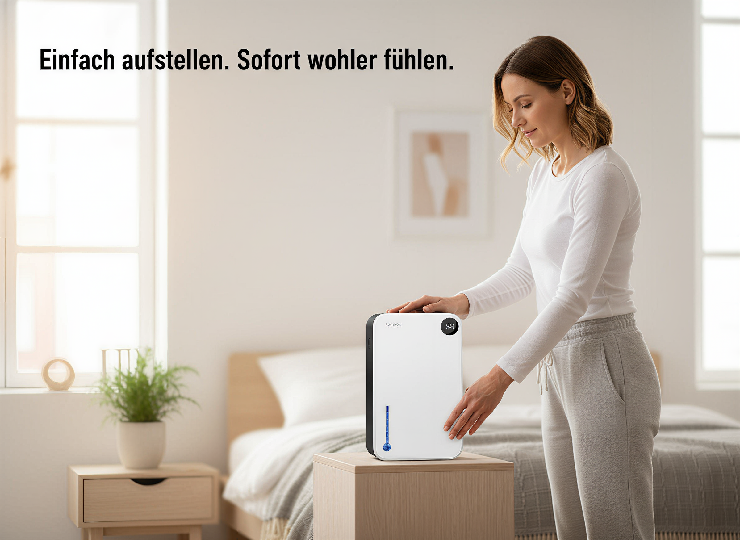 Eine Frau in einem hellen Schlafzimmer stellt einen weißen Luftentfeuchter auf einen Holztisch.