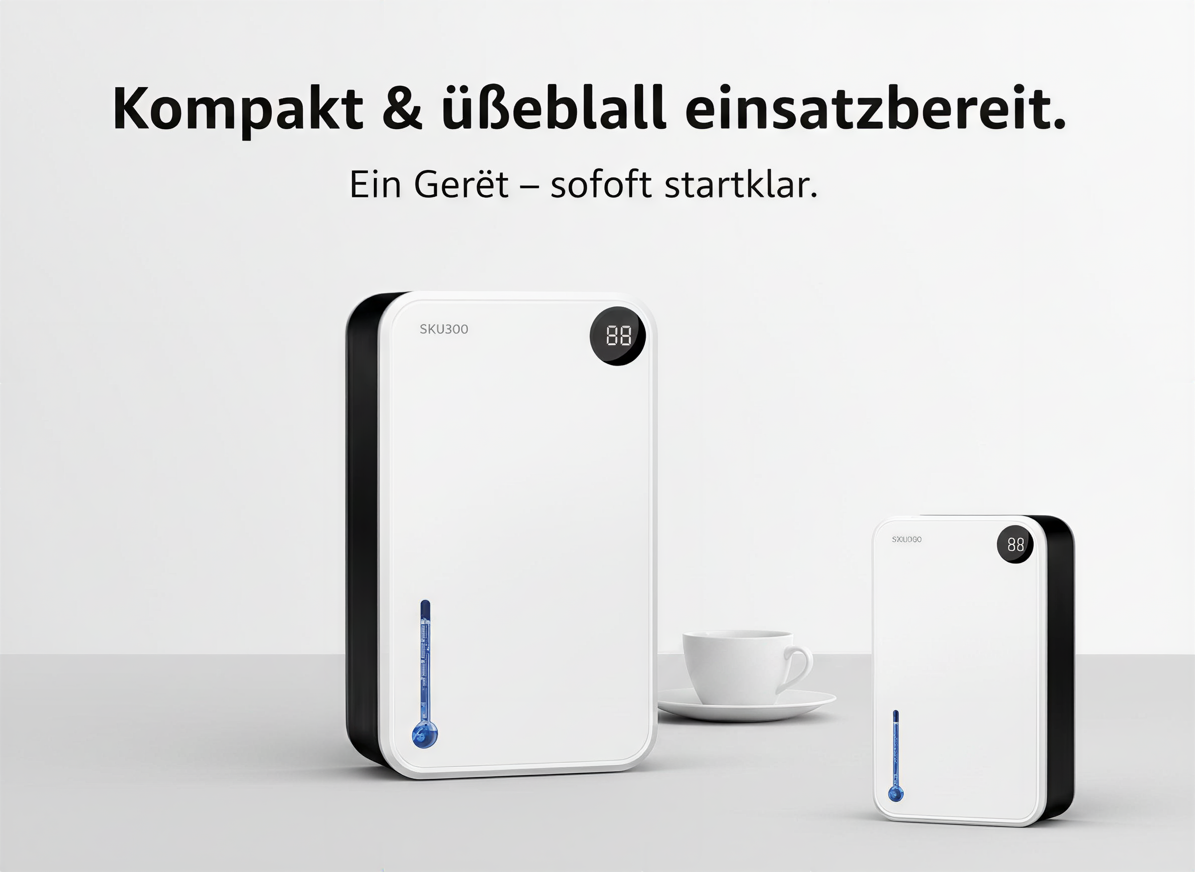 Zwei weiße Geräte mit digitalem Display stehen auf einem Tisch neben einer Kaffeetasse.