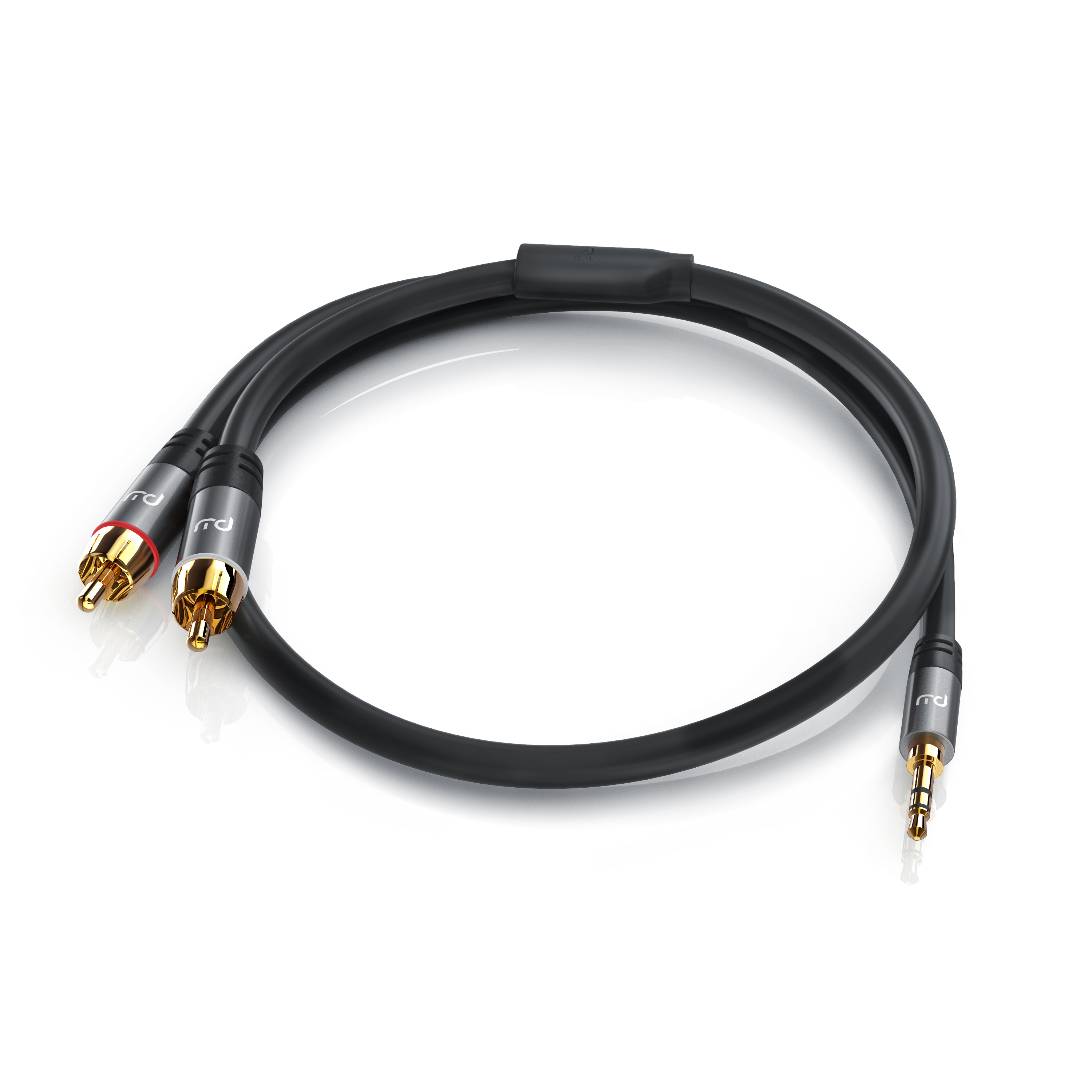 Ein schwarzes Audiokabel mit zwei Cinch-Steckern und einem 3,5-mm-Klinkenstecker auf weißem Hintergrund.