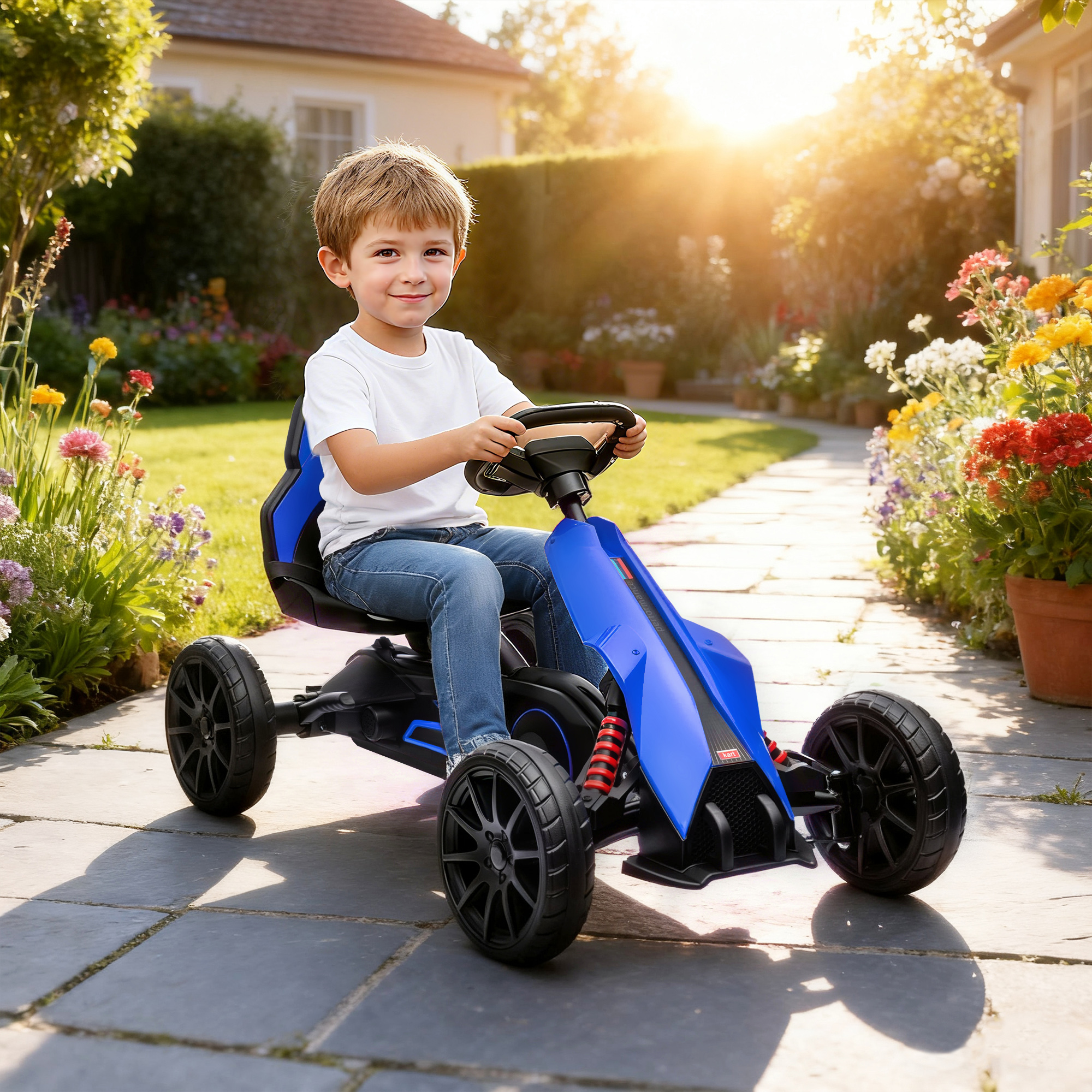 Un ragazzo con maglietta bianca guida un go-kart blu in giardino.