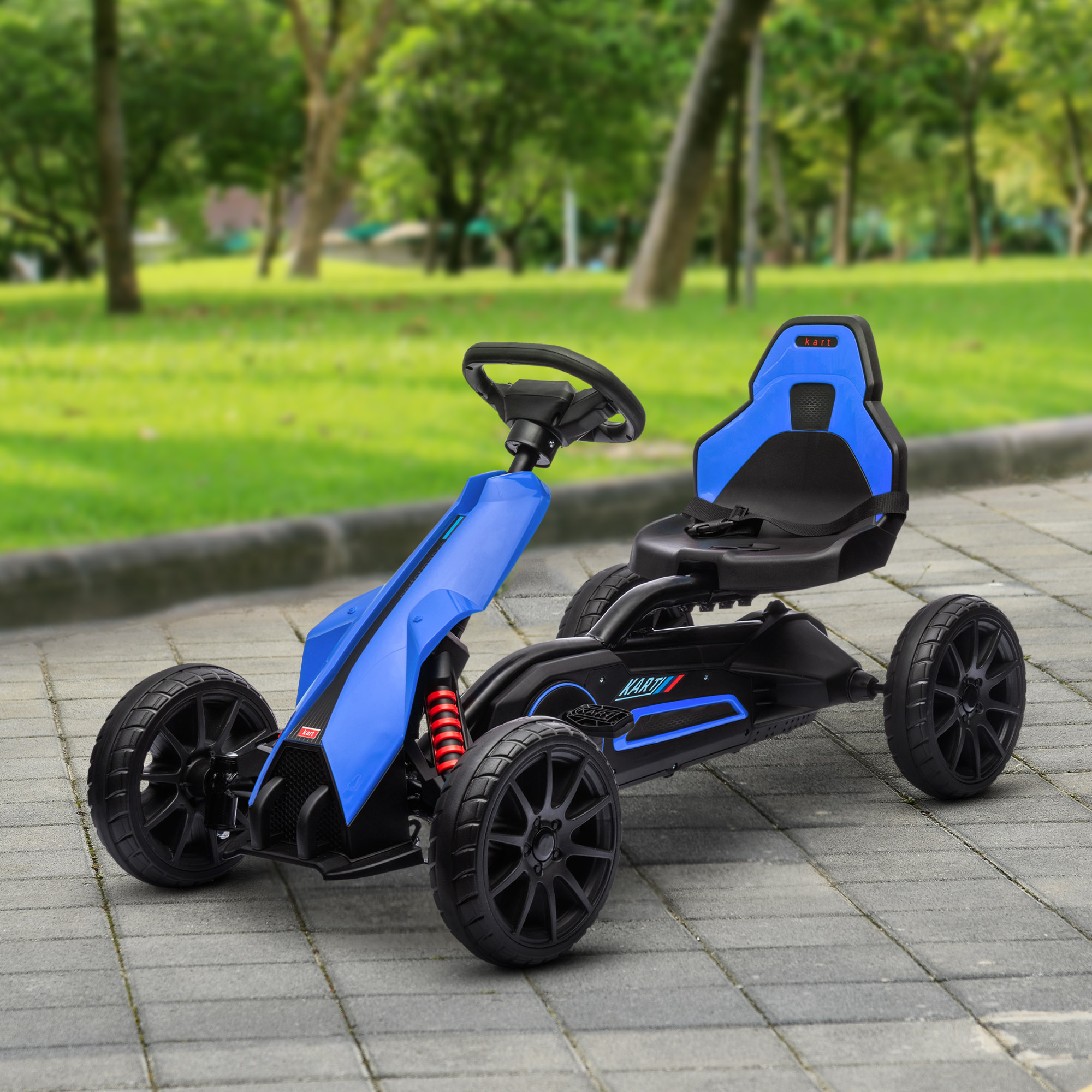 Un go-kart blu e nero su un percorso lastricato in un parco con alberi verdi ed erba sullo sfondo.