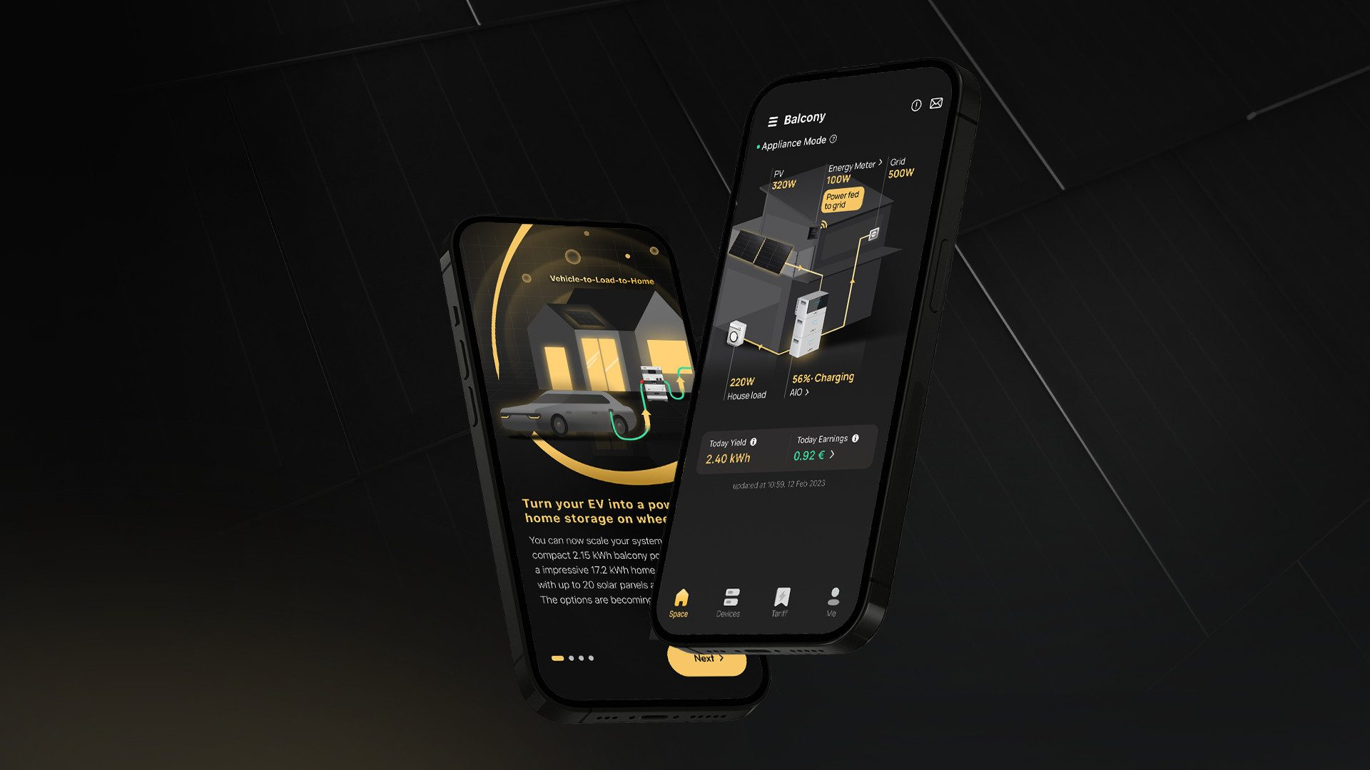 Zwei Smartphones zeigen Solar-App-Oberflächen mit Energiedaten und Grafiken auf schwarzem Hintergrund.