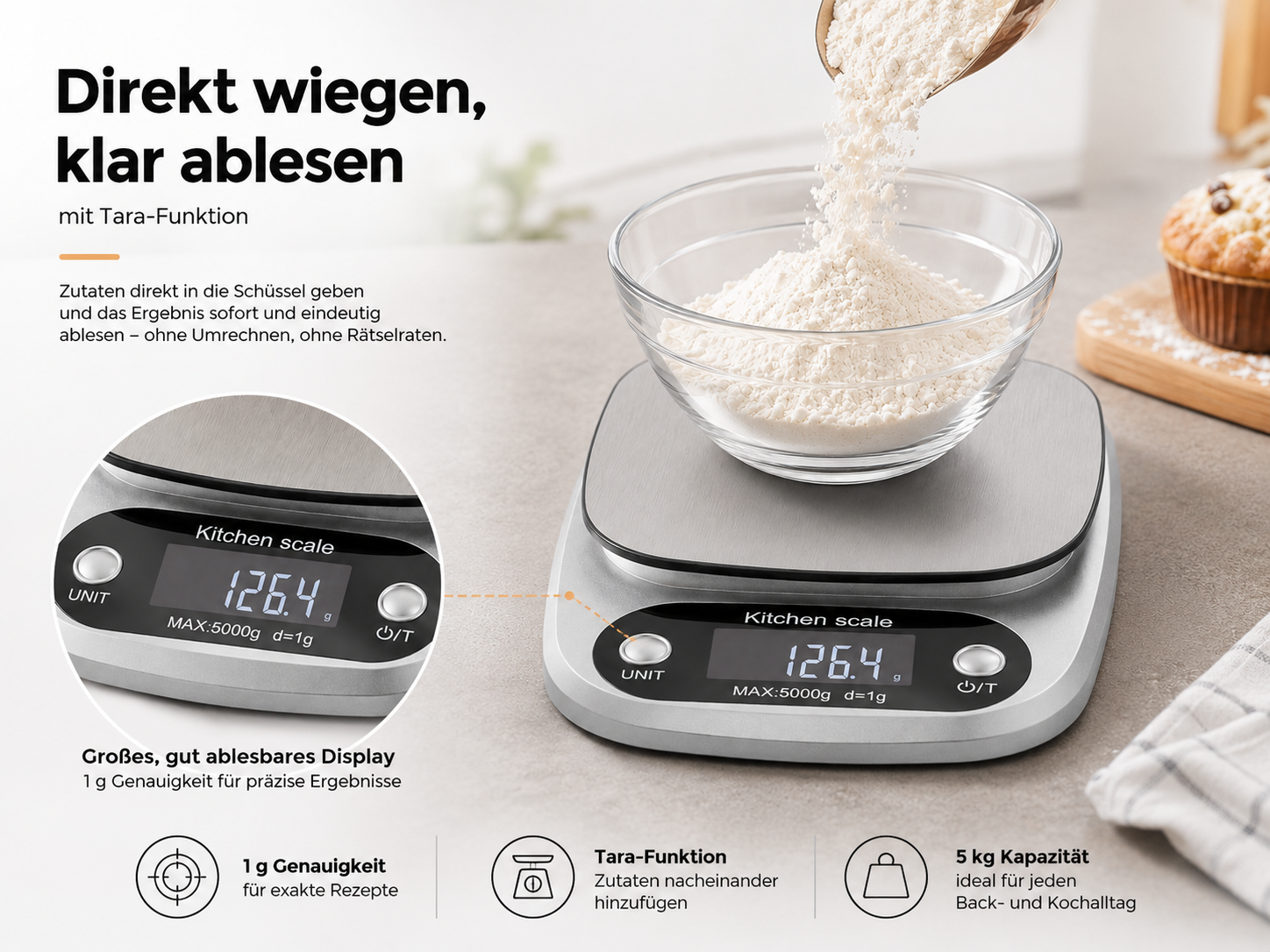 Eine Küchenwaage mit Mehl in einer Glasschüssel, digitalem Display und Werbetext auf Deutsch.