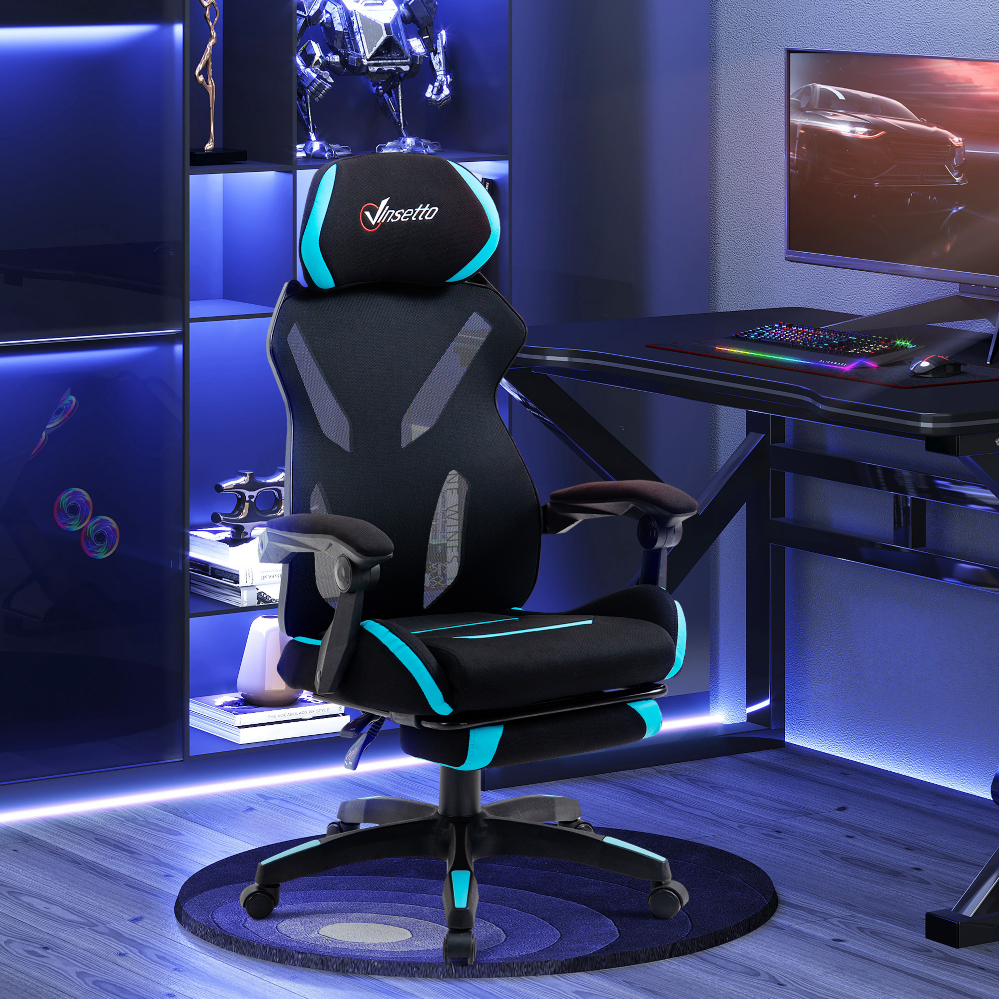 Una sedia da gaming nera e blu si trova in una stanza azzurra davanti a una scrivania con PC.