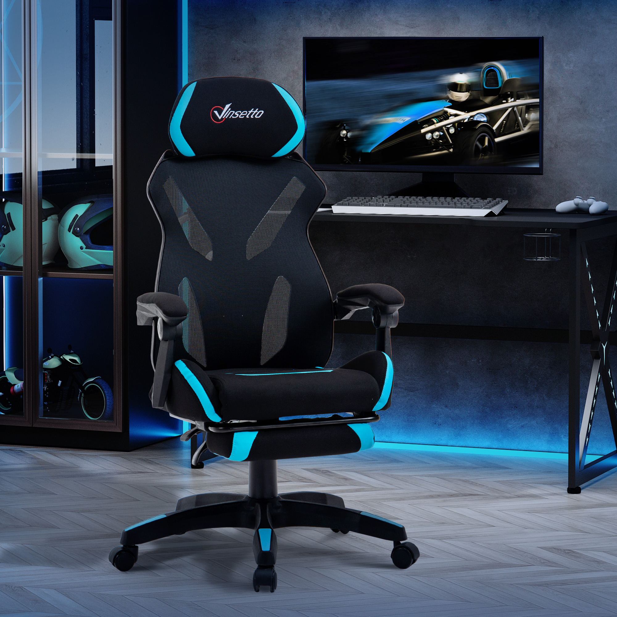 Una sedia da gaming nera e blu con poggiapiedi si trova in una stanza con scrivania e vetrina illuminata.