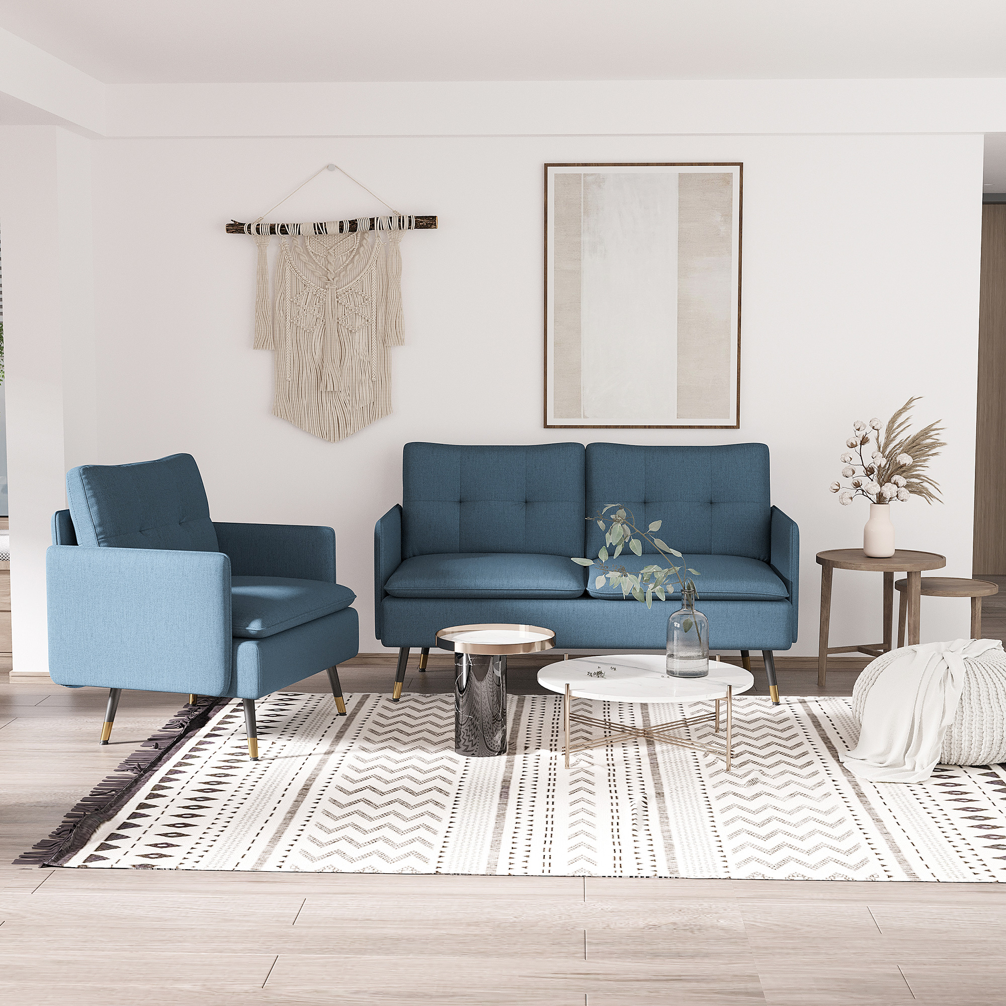 Soggiorno con divano blu, poltrona, tappeto geometrico, tavolino e decorazione murale.
