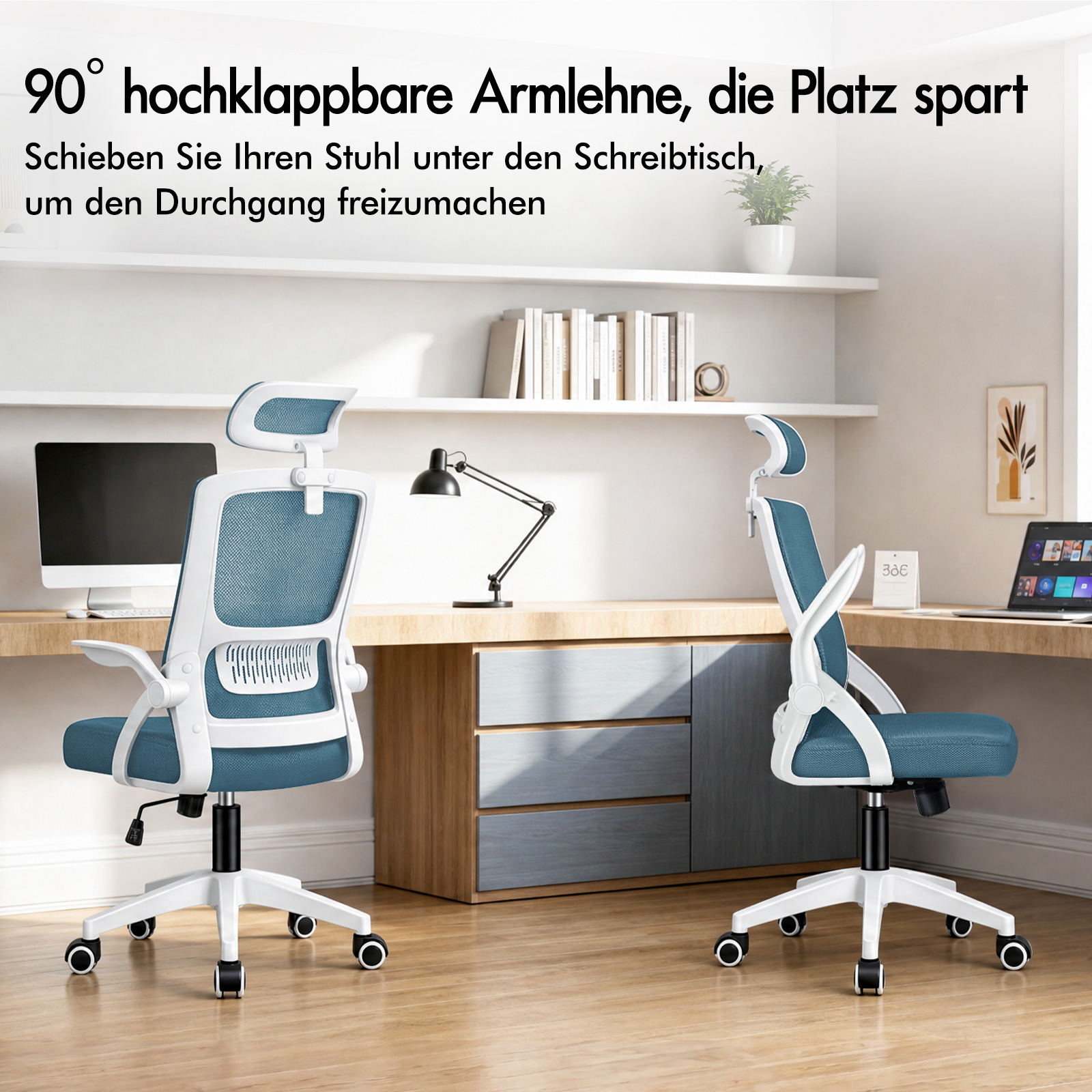 Zwei weiße ergonomische Bürostühle mit blauen Sitzen stehen vor einem Schreibtisch in einem hellen Raum.