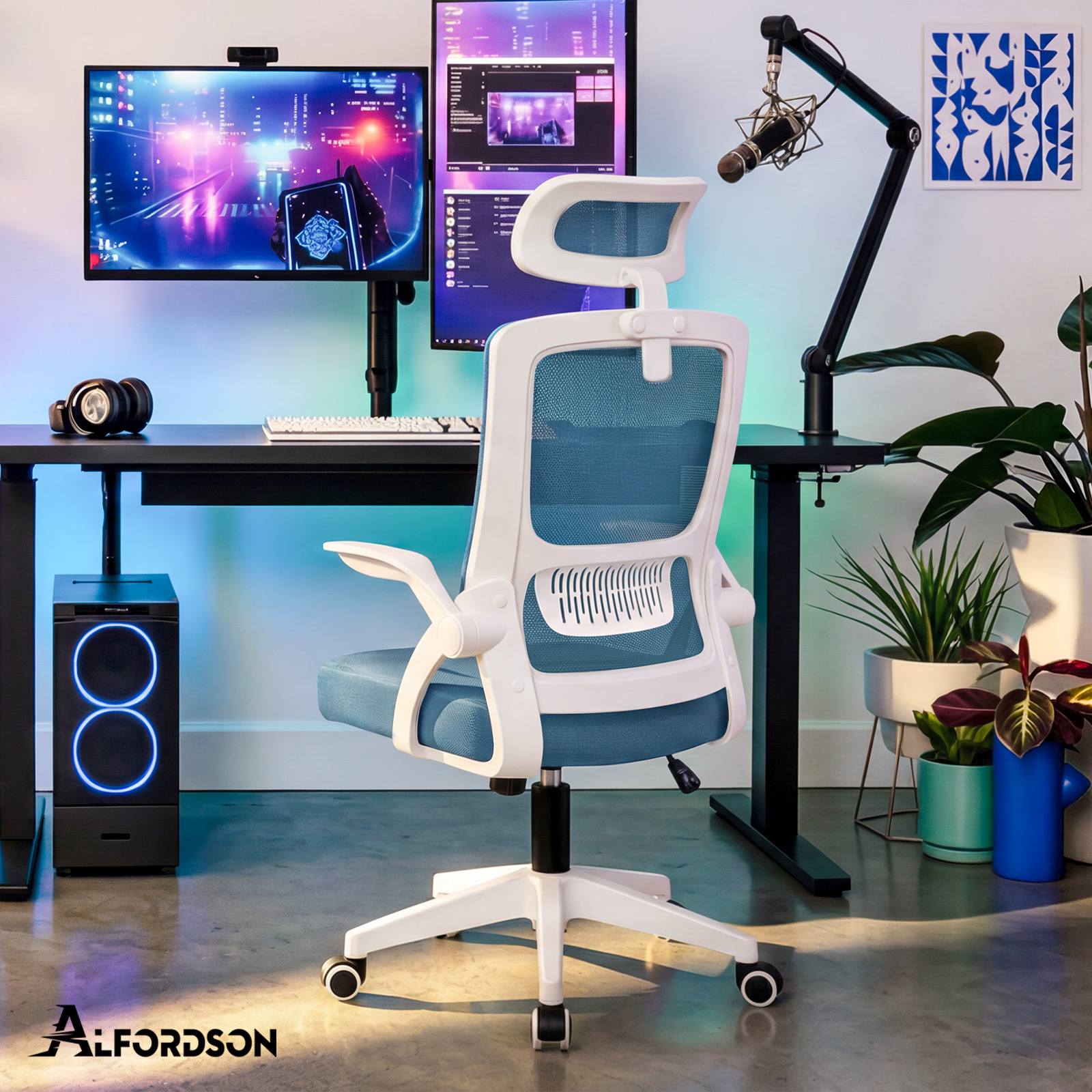 Ein weiß-türkiser ergonomischer Stuhl vor einem Schreibtisch mit zwei Bildschirmen und grünem Zubehör.