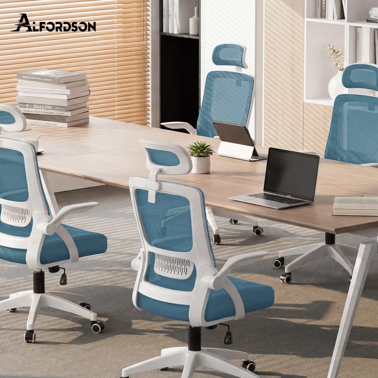 Moderne blaue Bürostühle mit weißem Rahmen um einen großen Holztisch in einem hellen Büro.