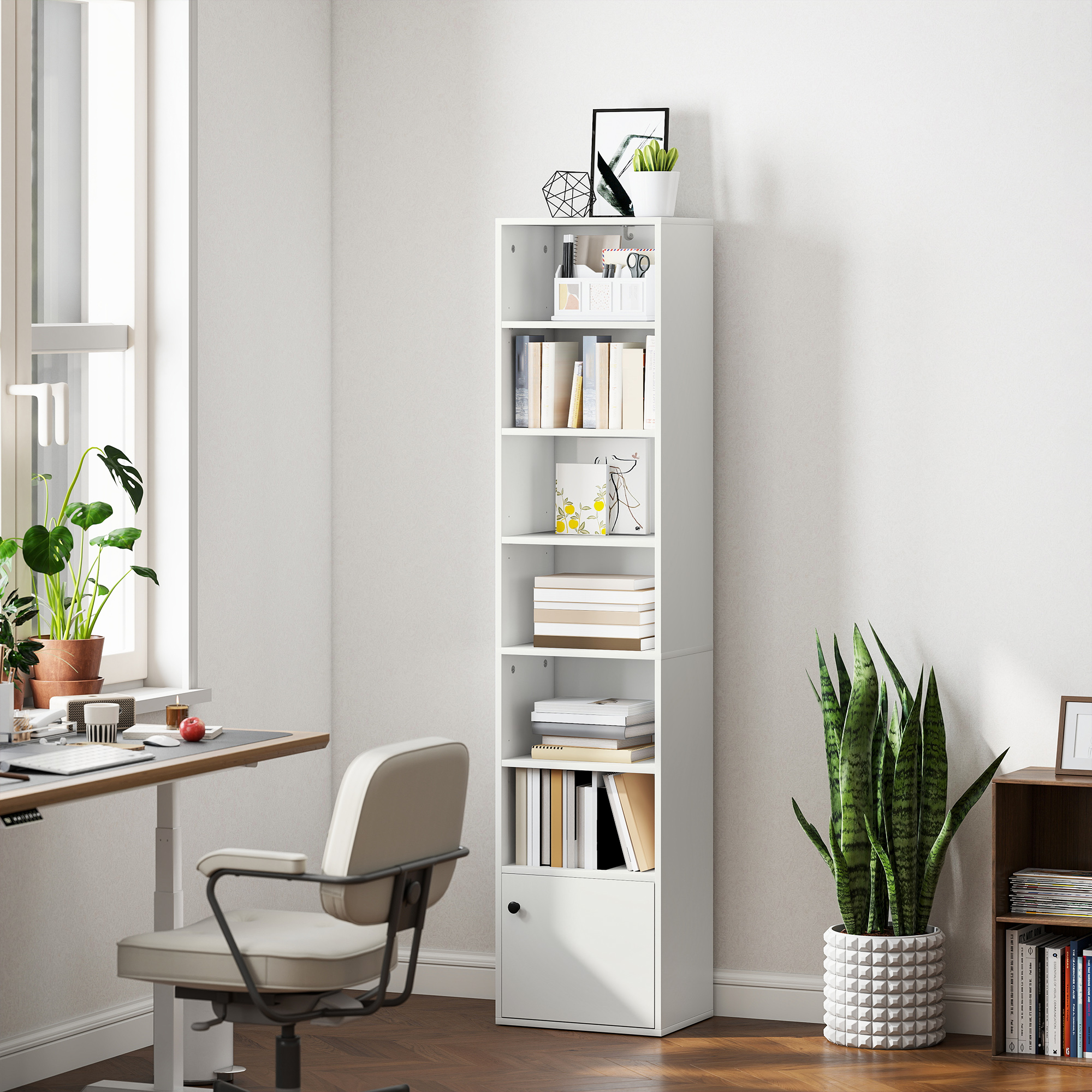 Una estantería blanca se encuentra contra una pared junto a un escritorio con silla y plantas.