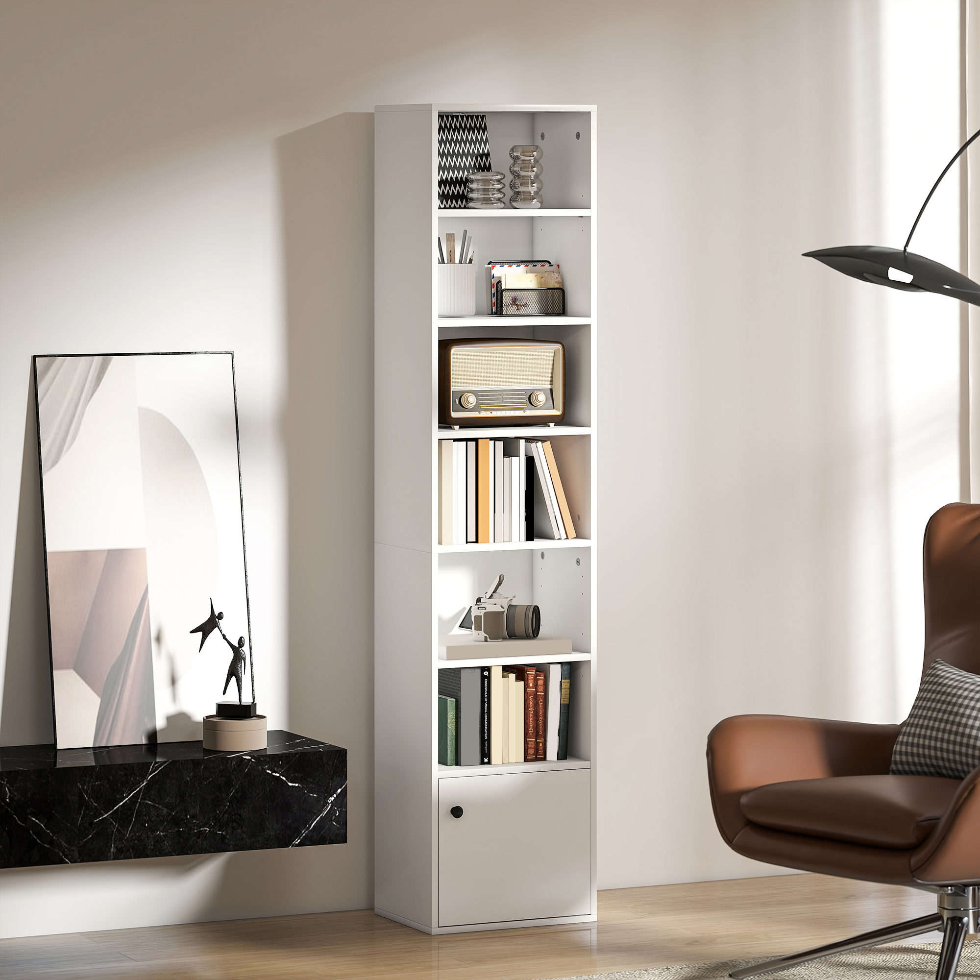 Una estantería blanca con libros, decoraciones y una radio en una habitación moderna.