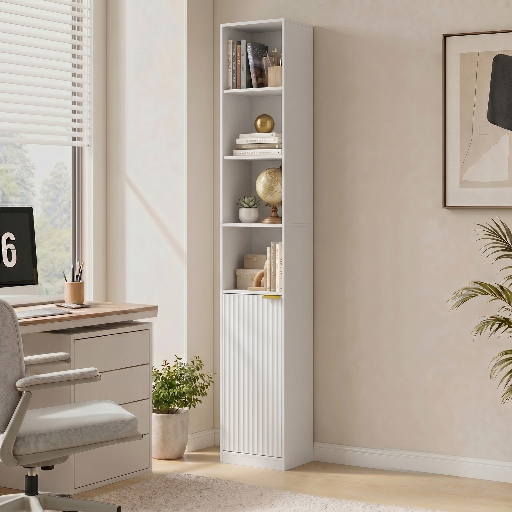 Una estantería blanca y estrecha se encuentra en una habitación luminosa junto a un escritorio.