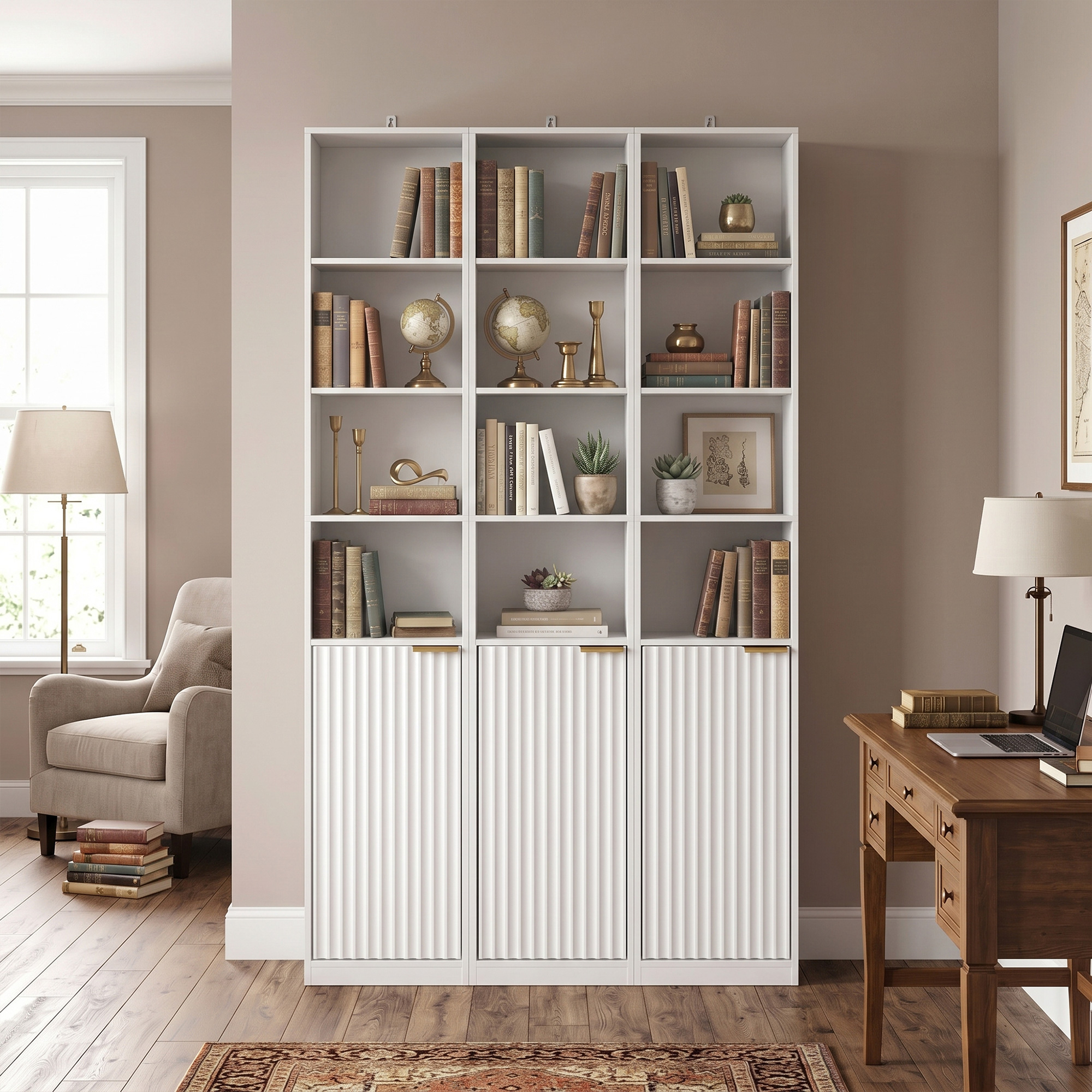 Una estantería blanca con puertas inferiores estriadas en una habitación acogedora con un escritorio y un sillón.