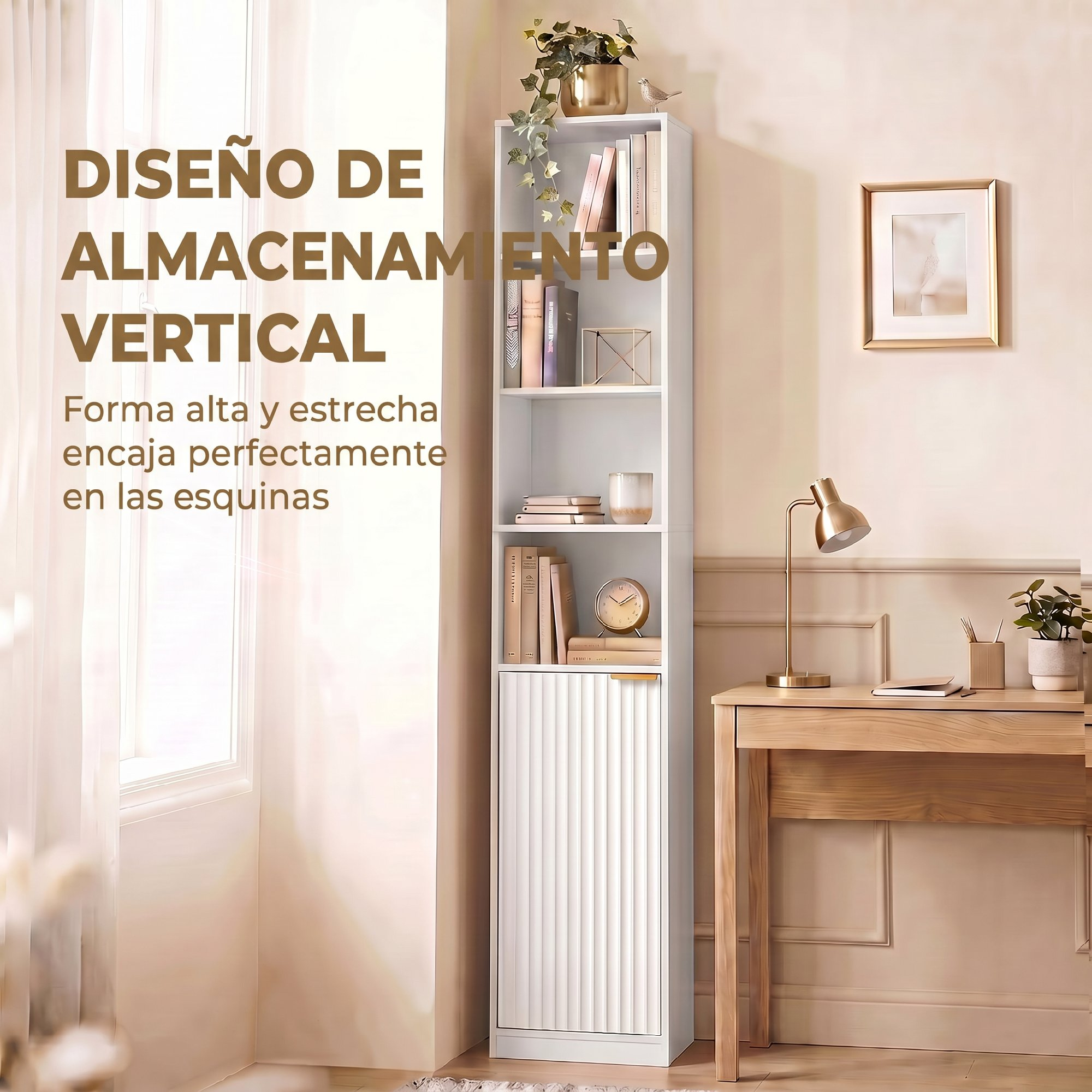 Una estantería blanca y estrecha con decoración junto a un escritorio de madera.